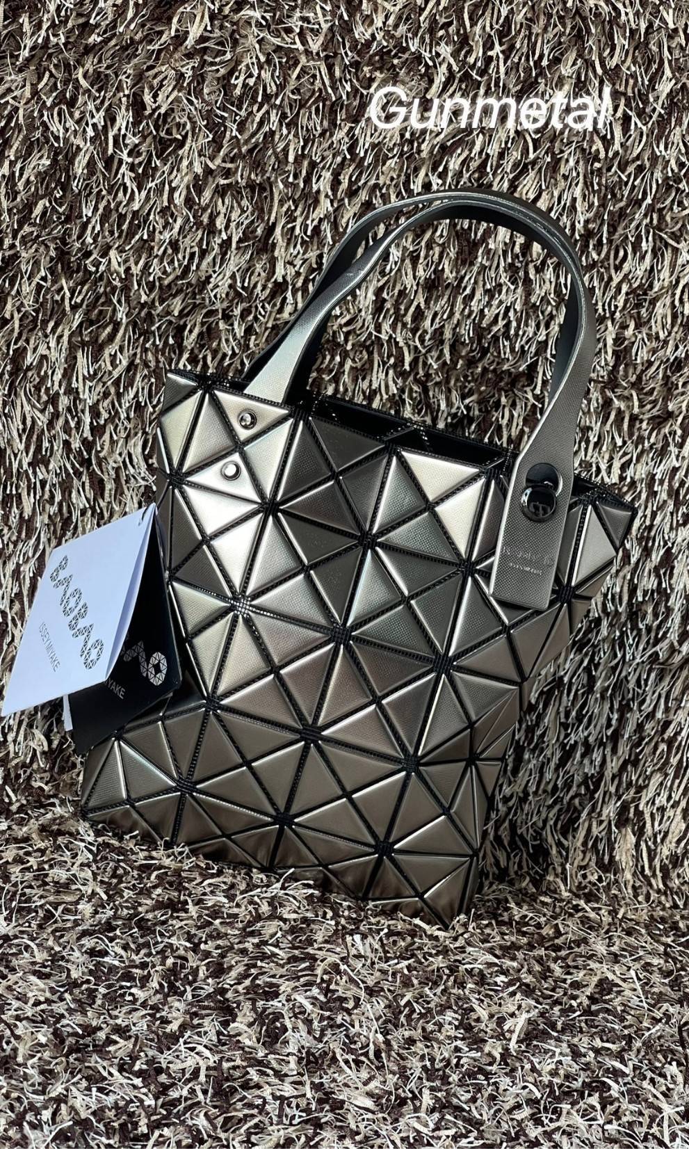 BAO BAO ISSEY MIYAKE PLATINUM COFFRET สะท้อนแสงเพื่อสร้างสินค้าระดับพรีเมียมที่ให้ความเงางามที่เหนือกว่า เพิ่มความหรูหราและโดดเด่นให้กับ เพราะมีความแวววาวและเป็นประกาย