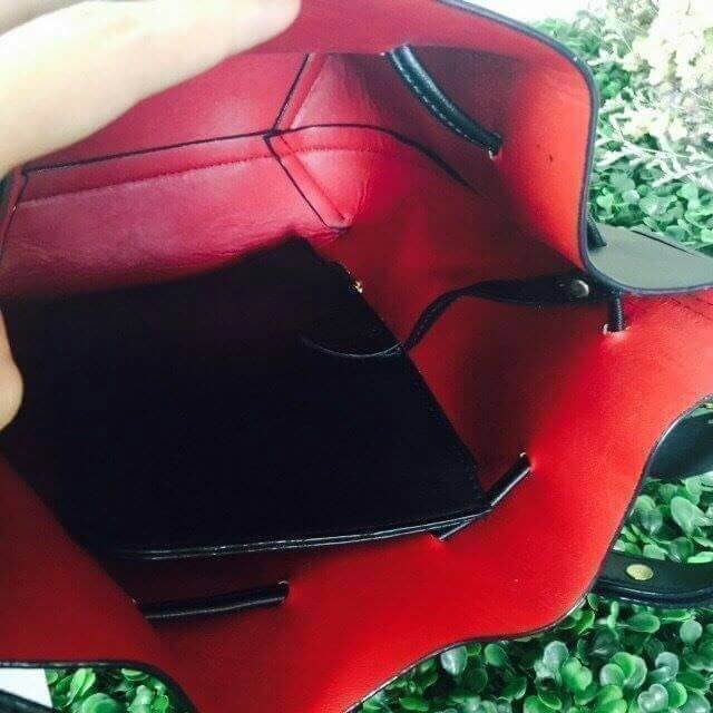 Bucket ทรงสวยจาก แบรนด์ KEEP มาคะ รุ่นนี้หนังเนื้อดี สวยมากคะ ด้านในสีแดง มีกระเป๋าซิป ด้านใน ถอดได้คะ รุ่นนี้ จุดเด่นที่ทรงสวย น้ำหนักเบา จุของได้เยอะมากคะ ใครที่ชอบทรงนี้ห้ามพลาดเลยคะ แนะนำ