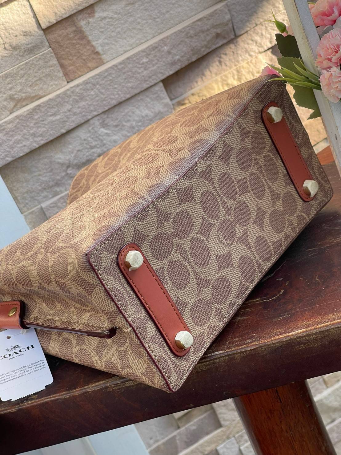 Coach Willow Bucket Bag In Colorblock รุ่นใหม่สุดปัง เป็นกระเป๋าสไตล์ใช้ได้ทุกวัน จุของได้เยอะและน้ำหนักเบา ไซส์กลางใช้หนังลายกรวด มีช่องใส่ของ 2 ช่องและมี 1 ช่องซิปตรงกลางไว้สำหรับใส่ของสำคัญ เปิดปิดแบบ turnlock ถือคล้องแขนหรือสะพายไหล่หรือสะพายข