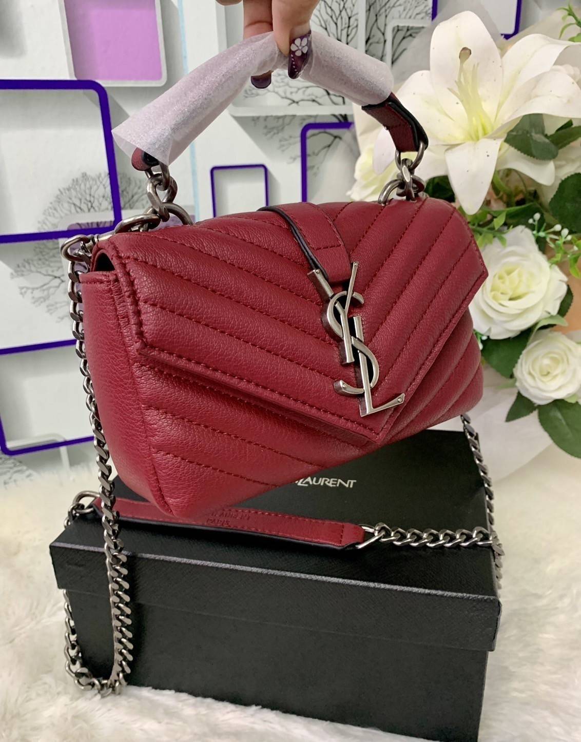 VIP 】SAINT LAURENT CLASSIC BABY COLLEGE MONOGRAM CHAIN BAG IN BLACK MATELASSE LEATHER VIP GIFT WITH PURCHASE (GWP) พรีเมี่ยมกิ้ฟ Limited Edition จาก YSL DUTY FREE COUNTER กระเป๋าสะพายรูปทรงน่ารัก ดีไซต์มาใหม่สำหรับสาวก SAINT LAURENT มีหูจับเกร๋ๆ ที่ด้านบน