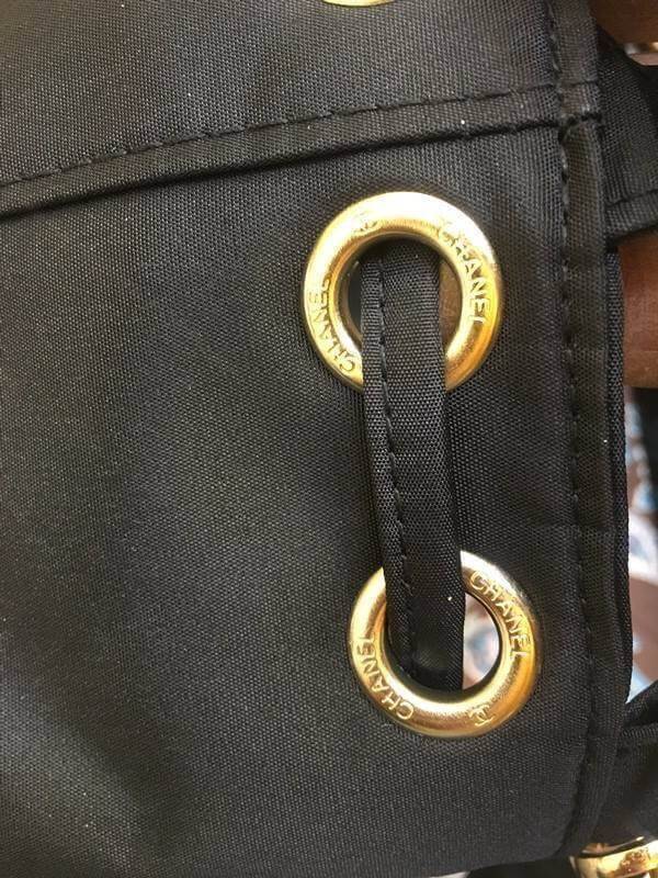 CHANEL New Black Sequins Bucket Bag กระเป๋าฟรีเมี่ยมชาแนลทรงขนมจีบหูรูด ปากกระเป๋าปิดด้วยแม่เหล็กดู ใช้แบบถือหรือสะพายข้างก็ได้ค่ะ ภายในมีช่องซิปเล็กไว้แยกเก็บของจุกจิก สายถอดออกและปรับระดับได้ค่ะ ผ้าสีดำปักเลื่อมโลโก้แบรนด์ สวยงามมากๆ ใช้ได้หลายโอกาส