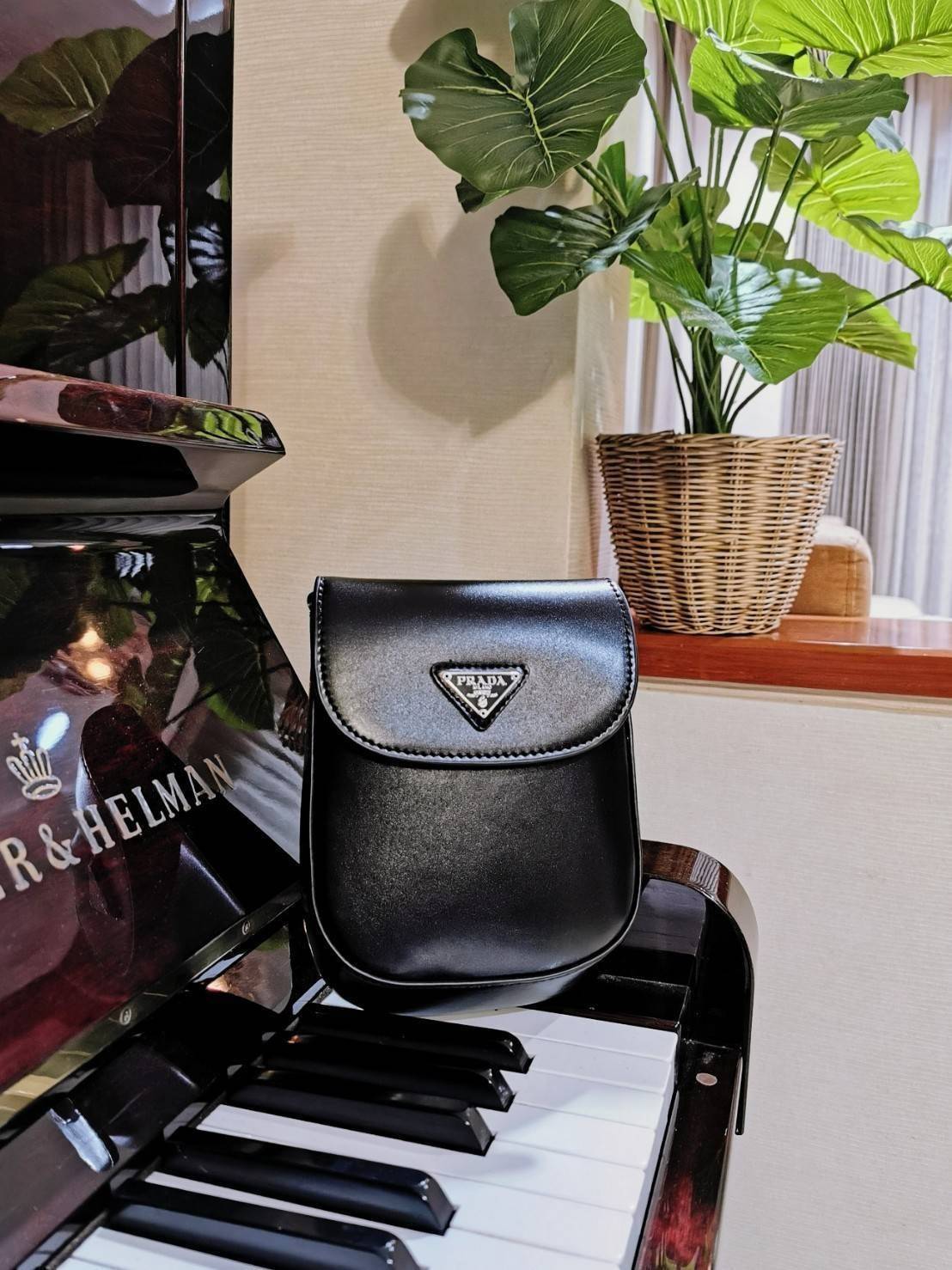 พรีเมี่ยมกิ๊ฟแท้ 100% 】Prada Leather Crossbody Bag Gift With Purchase (GWP) พรีเมี่ยมกิ้ฟรุ่นใหม่ล่าสุดจาก Prada Perfume DutyFree Counter หนังเรียบสวยอยู่ทรงด้านหน้าประดับโลโก้แบรนด์เปิดปิดด้วยฝาปิดกระดุมแม่เหล็ก