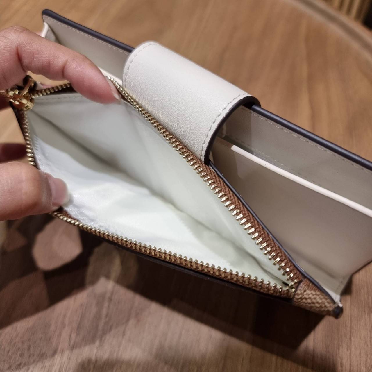 พร้อมส่ง 7 สี COACH C2874 TECH WALLET IN COLORBLOCK SIGNATURE CANVAS จัดให้สีใหม่ก่อนใคร!! ดีไซน์ใหม่ คอลเลคชั่นสวยหรู กระเป๋าสตางค์พร้อมสายคล้องมือ ง่ายต่อชีวิตมากจ้า!! มันดีอะไรเบอร์นี้ ใส่ได้ทั้งบัตร และโทรศัพท์ก็ใส่ได้ทุกรุ่น แถมยังมีช่องซิปแยกไปอีก ช