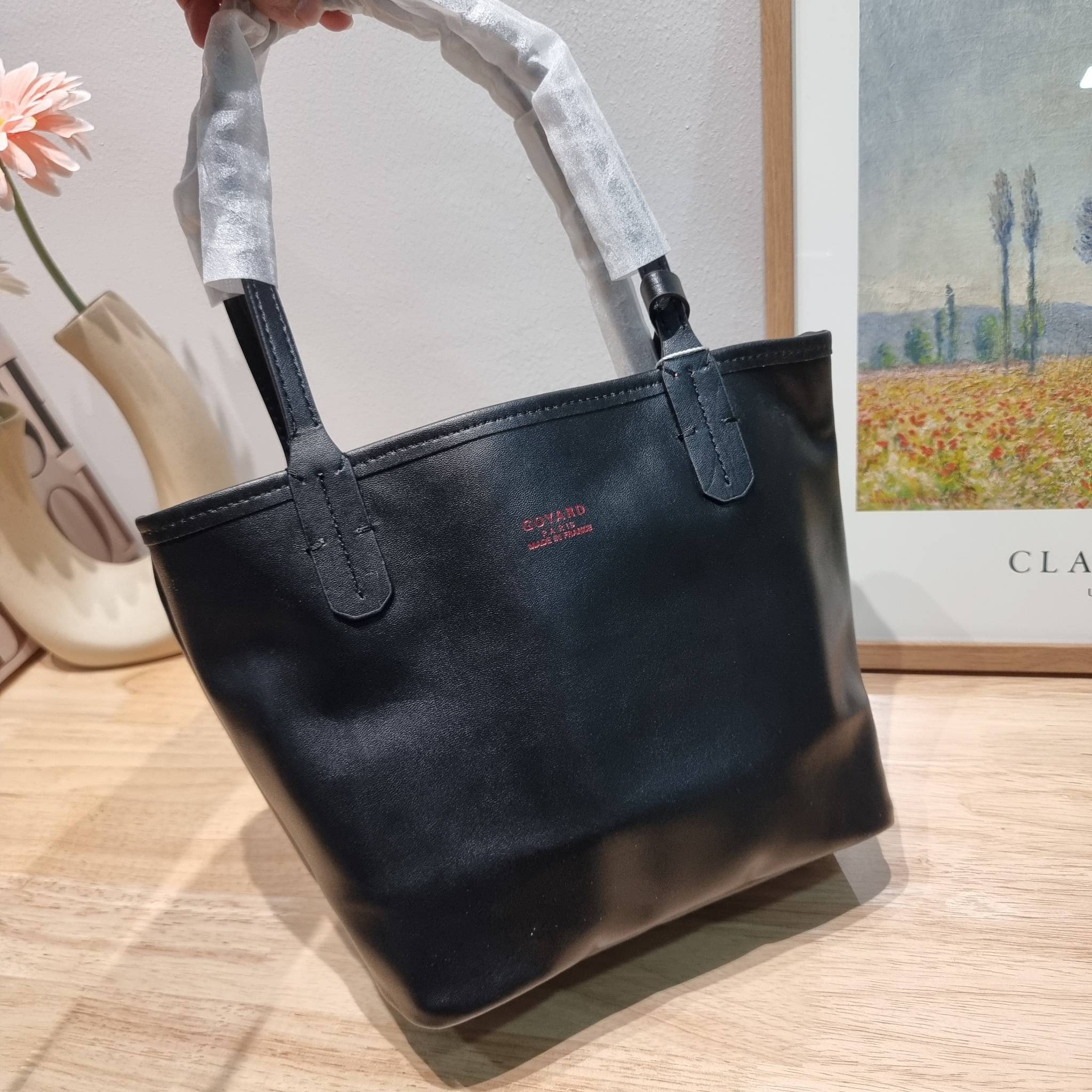 GOYARD MINI ANJOU REVERSIBLE TOTE ฮอตไอเท็ม กับกระเป๋าสะพายทรงโท้ท ไซส์มินิ กะทัดรัดมาก มาครบสีขายดี เลิศทุกสี รูปทรงคลาสสิค ดีไซน์เป็นเอกลักษณ์ ใช้งานได้หลากหลาย สามารถกลับด้านใช้ได้แบบไม่มีเบื่อ