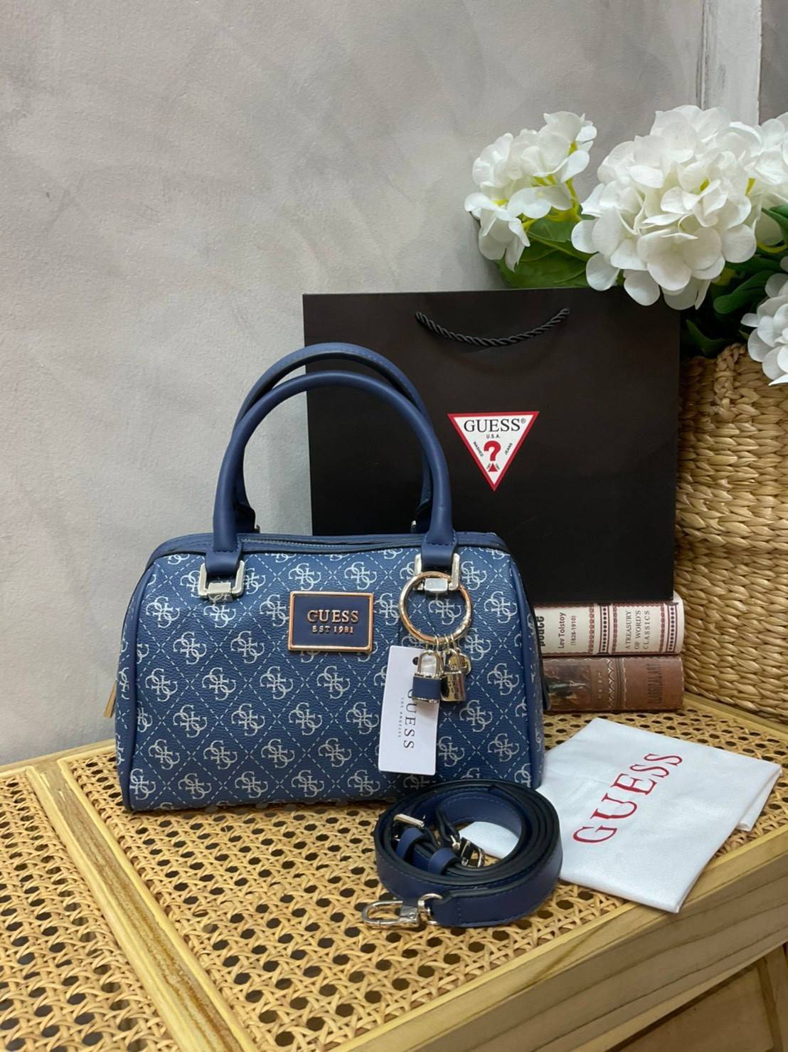 Guess Handbag with Small Shoulder Strap Tyren SG796605 New collection!! Guess ทรงหมอน ขนาดเล็ก ลายซิกเนเจอร์แบรนด์ ทรงหมอนยอดฮิต มีให้เลือก 5 สี สีสวยคลาสสิก เข้ากับง่ายกับทุกชุด ปิด/เปิด ด้วยซิป ภายในโล่งกว้าง แยกเป็นสัดส่วนใช้งาน ซับในตราแบรนด์ ใส่กระเป