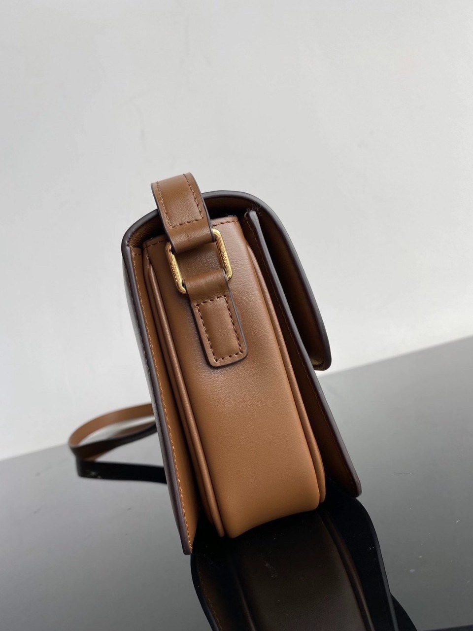 พร้อมส่ง 2 สี 2ขนาด NEW!! CELINE SHOULDER BAG VIP GIFT WITH PURCHASE (GWP) พรีเมี่ยมกิ๊ฟ Limited Edition จาก CELINE HAUTEPARFUME DUTYFREE COUNTER วัสดุหนังแท้ **เงาสวยมาก ทรงกล่องอยู่ทรง ขนาดกะทัดรัด เปิดปิดด้วยตัวล้อคแบรนด์สีทอง ภายในมีช่องใส่ของโล่ง สาม