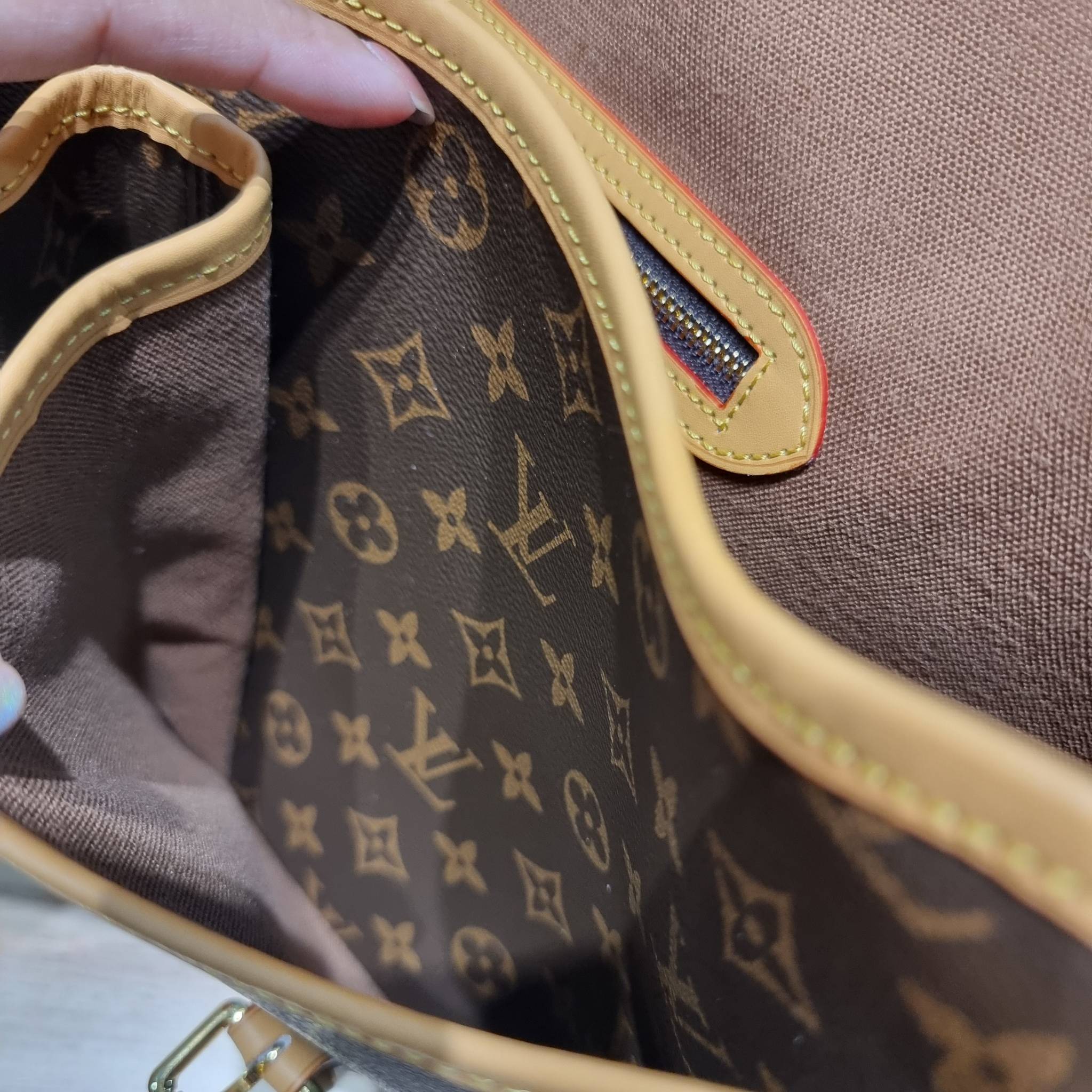 LV Vintage Monogram Sac Gibeciere GM messenger / LV GIBECIERE CROSSBODY BAG กระเป๋าสะพายข้างใบใหญ่ ทรงแมสเซนเจอร์ เอาใจหนุ่มๆ ดีไซน์วินเทจ ย้อนยุค คลาสสิคไม่มีเบื่อ วัสดุหนังแคนวาส ทนทาน