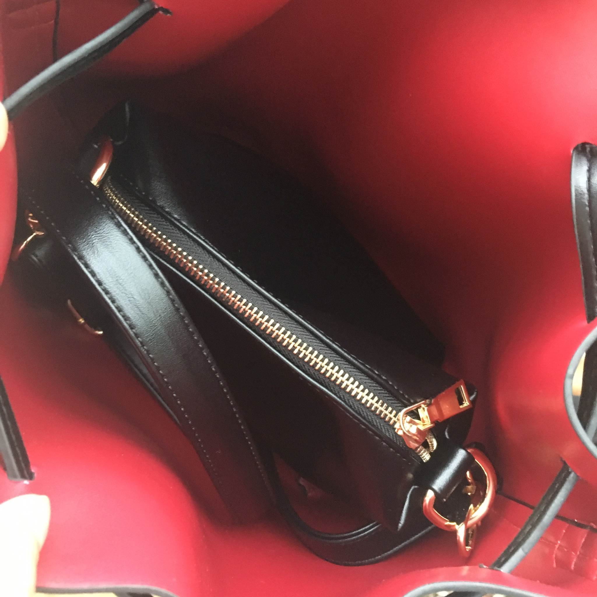 รุ่นใหม่ล่าสุด สวยมากๆค่า รุ่น New KEEP classy bucket bag with bear 🐻 key ทรงเก๋ สวย น่ารัก ขนาดตอบทุกโจทย์การใช้งาน เห็นแล้ว #หลงรักเลยคะ #ใบนี้ซื้อ1ได้ถึง3เลยค่า 🌲ตัวกระเป๋าขนาดกำลังดีหนังเนื้อดีมากๆคะ ดูแลรักษาง่าย ด้านในสีแดง มีกระเป๋าใบ