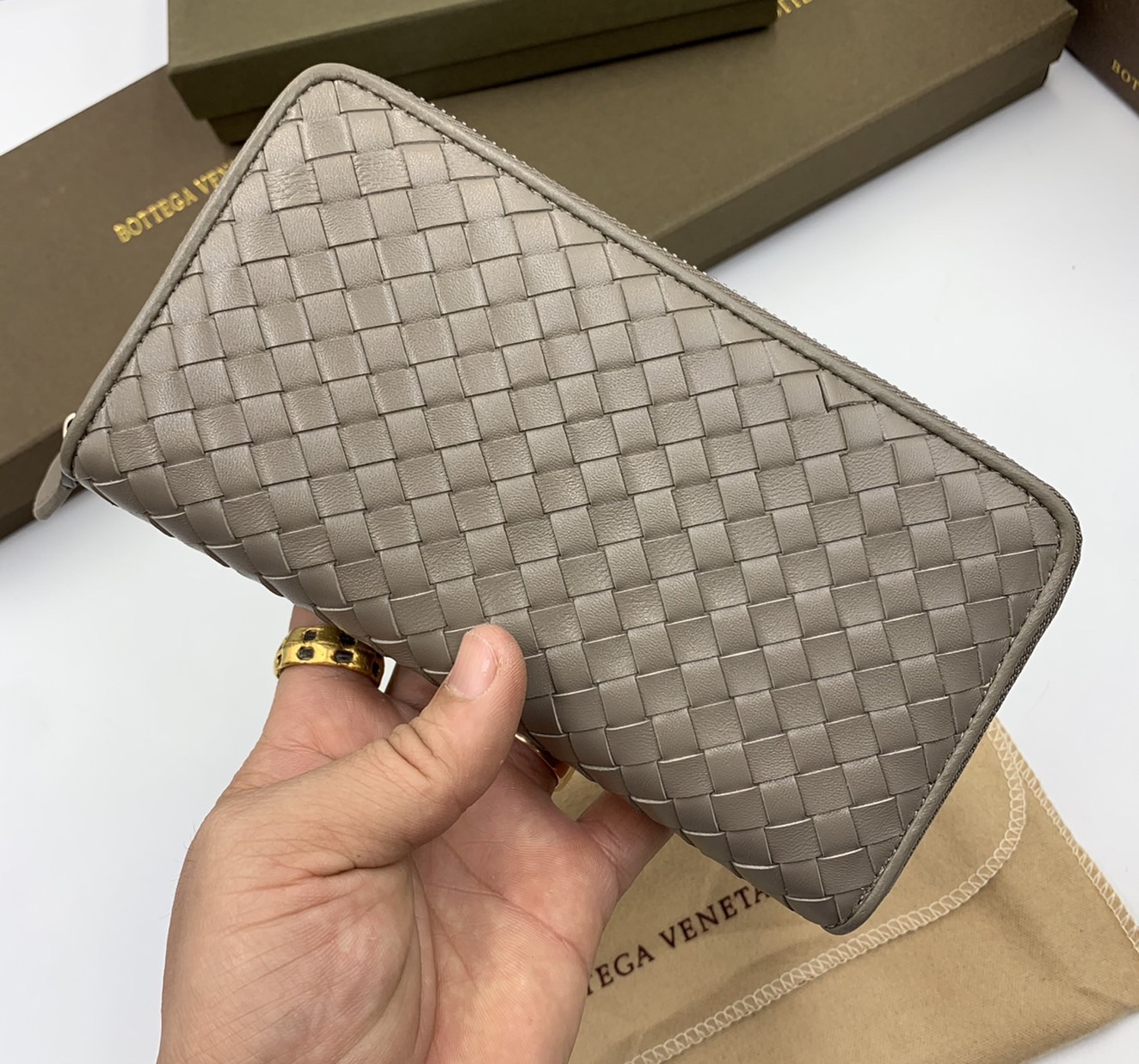 หนังแท้ BOTTEGA VENETA LONG WALLET ZIP AROUND / BV Wallet / BV Long Wallet พร้อมส่งที่ไทย กระเป๋าสตางค์ใบยาวซิปรอบ งานหนังแท้ทั้งใบ รุ่นตามหา เป็นรุ่นยอดนิยม ใช้ได้ทั้งหญิงชาย คลาสสิกหยิบมาใช้งานได้บ่อยที่สุด ใช้ทนทานได้นานภาพสินค้าถ่ายจากงานขายจริง ใช้งา