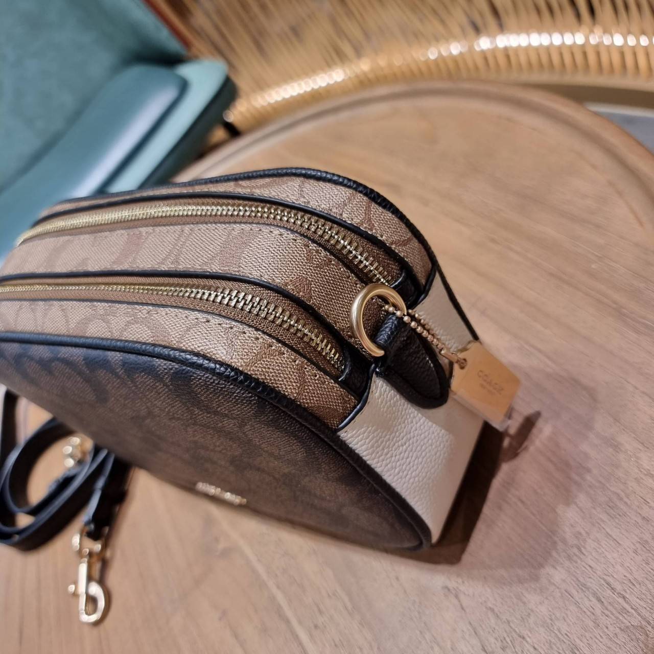 ใครที่รออยู่ห้ามพลาดเลยจร้าา! COACH JES CROSSBODY IN BLOCKED SIGNATURE CANVAS ((1767)) พร้อมส่งอีกครั้ง สินค้าขายดี กระเป๋าสะพายครอสบอดี้ร์หรือสะพายข้างได้ หนังแท้อย่างดีค่ะ 🔺สีหนังของรุ่นนี้ผสมกันได้ลงตัวดูดีมากๆทีเดียวค่ะ กระเป๋าแบบ2ช่องซิป ภายใ