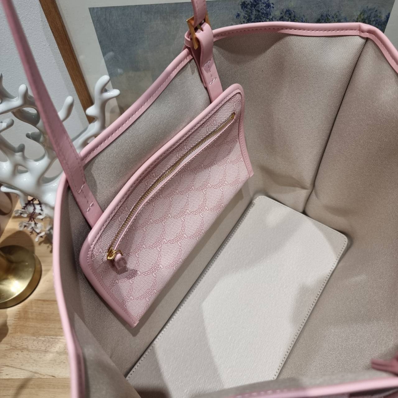 M.C.M MEDIUM HIMMEL SHOPPER IN LAURETOS กระเป๋าทรงโท้ทช้อปปิ้ง เรียบหรู คอลใหม่ พร้อมสีใหม่ ดีไซน์ละมุน น่าใช้มากๆ ก พิเศษสุดกับพวงหนังพร้อมห่วงกุญแจทึ่สามารถห้อยพวงกุญแจน่ารักๆได้