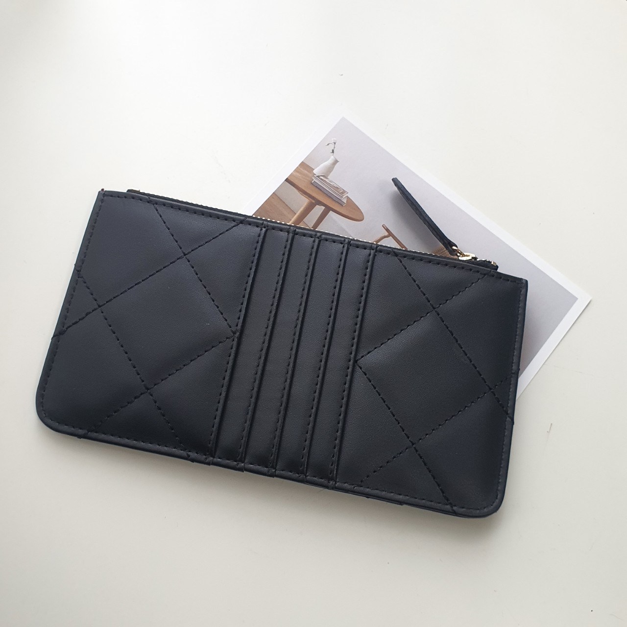 VIP 】รุ่นใหม่ล่าสุด 🎁 พร้อมส่งที่ไทยค่าา จุเงินได้เต็มกระเป๋า♡♡ แนะนำรุ่นนี้เลยคะ งานพรีเมี่ยมกิ้ฟท์จากเค้าเตอร์ต่างประเทศ กระเป๋าสตางค์ทรงสวย สะดุดตา หนังสัมผัสลายด้าน จากแบรนด์ CHANEL (GWP) ด้านหน้ามีโลโก้แบรนด์ CC สีทองหรู มีช่องซ