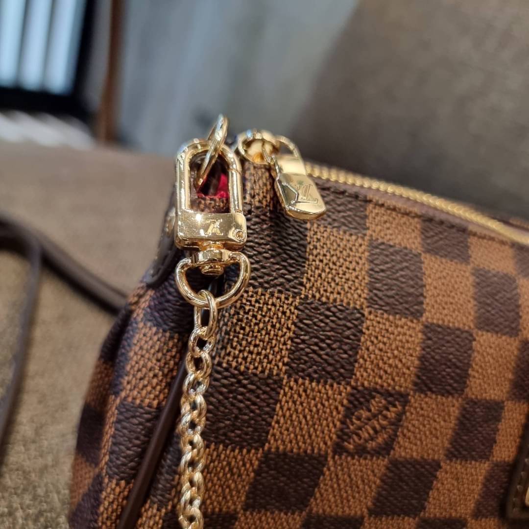 LV CROSSBODY CLUTCH BAG WITH CHAIN / LV Eva Clutch Crossbody Bag กระเป๋าสะพายวีไอพีพรีเมี่ยม วัสดุหนังแคนวาสคุณภาพ โลโก้เพลทอะไหล่ทอง คมชัด หรูหรา เปิด-ปิดกระเป๋าด้วยซิป ภายในเป็นช่องโล่ง ใส่ของใช้สำคัญได้สบายๆ มือถือ พาวเวอร์แบงค์ เครื่องสำอางค์ ของจุกจิ