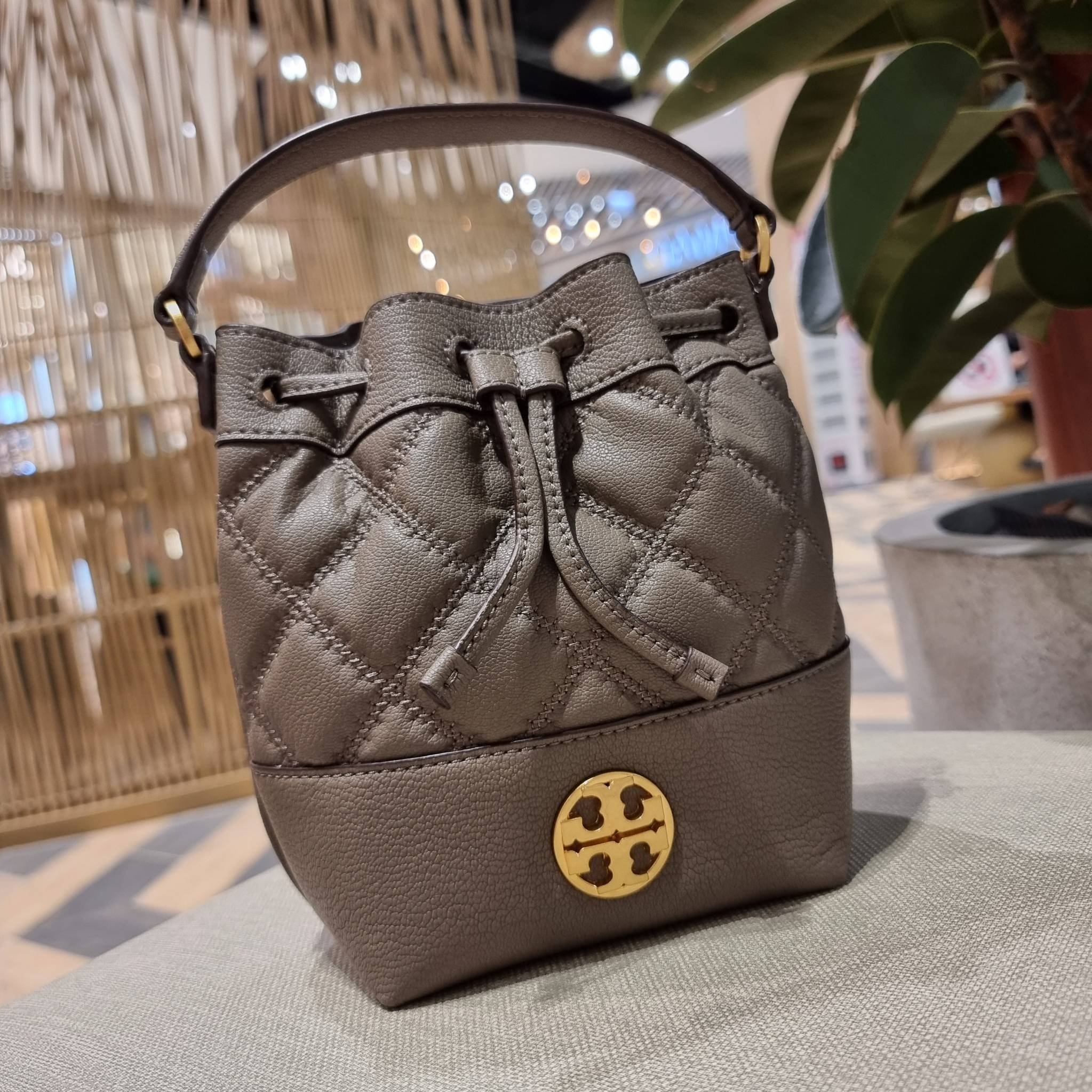 TORY BURCH WILLA MINI BUCKET BAG NEW ARRIVAL สุดปัง กระเป๋าสะพายทรงบัคเก็ต สวยผู้ดี โดดเด่นด้วยโลโก้สีทองดูหรู อัพลุคผู้ดี๊ผู้ดี วัสดุหนังแท้ ดีไซน์บุนวม เส้นคมดีเทลหรู เปิด-ปิดหนังรูดปากกระเป๋า มีหูหิ้วในตัว คล้องแขนเก๋ๆ ภายในเป็นช่องโล่ง มีช่องย่อย ใส่ข