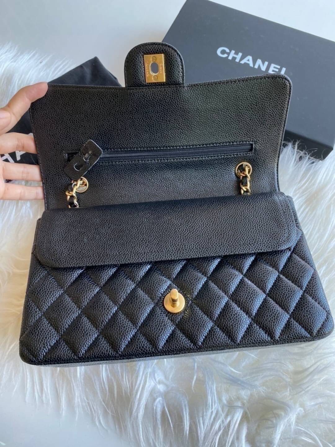 VIP GIFT 】หนังแท้ CHANEL Classic black caviar (อะไหล่เงิน/ทอง) กระเป๋าสะพาย LOOK Cool ใบนี้ ไม่มีถือว่า Out มากๆ ไม่ต้องพูดถึงความสวยเยอะ เพราะยอดขายถล่มทลาย ไม่มีไม่ได้แล้วค่าา