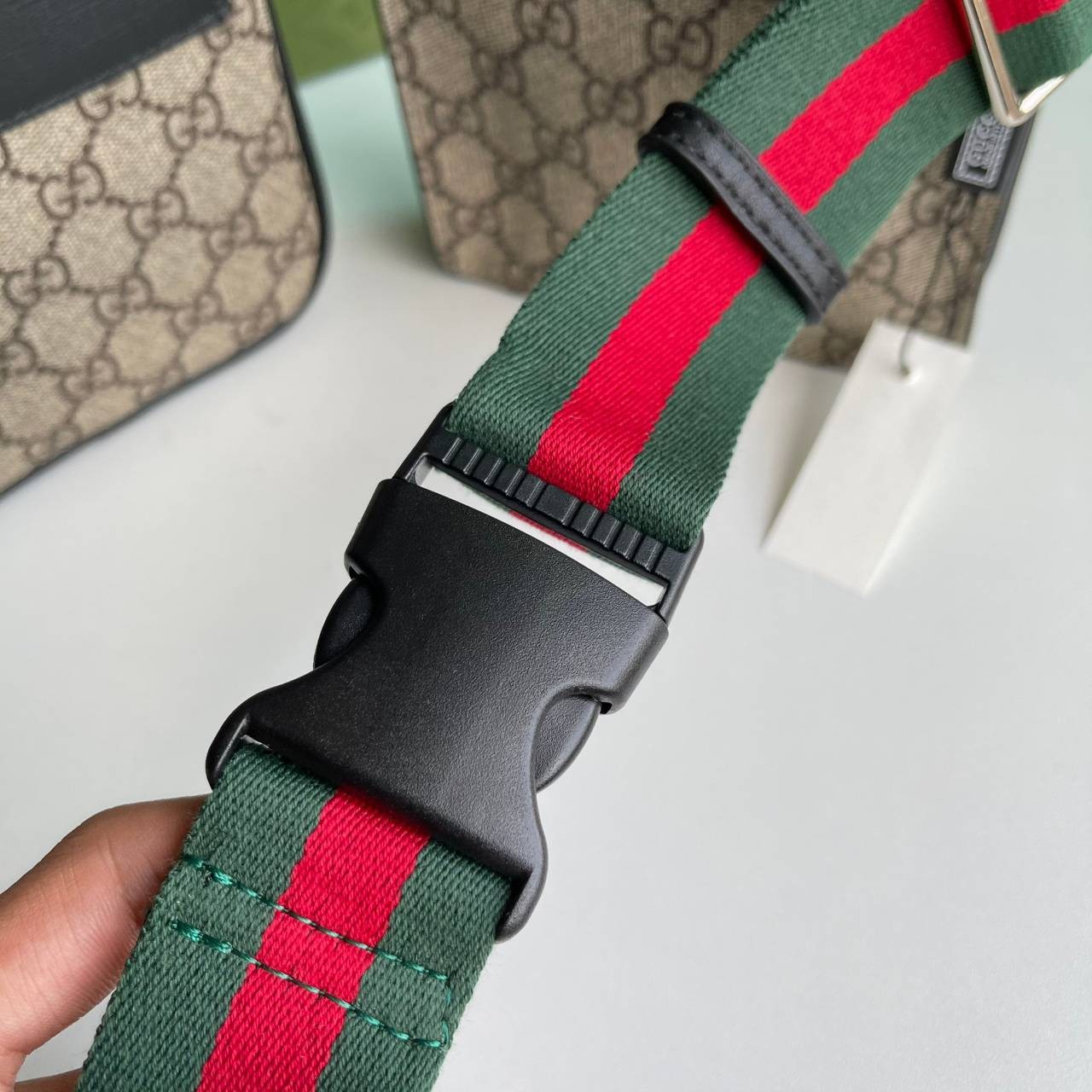 หนังแท้ Gucci GG Supreme belt bag - Neutrals A two-pouch belt bag in GG Supreme canvas with black leather trims. กระเป๋าคาดอก/คาดเอว อีกรุ่นหนึ่งที่หลายคนตามหา งานออริสวยมาก ทำจากหนังแท้ สามารถใช้ได้ทั้งผู้ชายแล้วก็ผู้หญิงสามารถคาดเอวหรือคาดอกก็ได้
