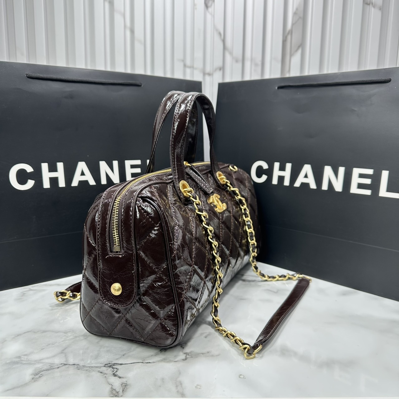 ORI หนังแท้ | Chanel Large Bowling Bag Crumpled Leather / Chanel Keepall Bag กระเป๋าถือ กระเป๋าสะพายรุ่นใหม่ล่าสุด ดีไซน์หนังยับเงา รูปแบบเรียบหรูหราใช้งานง่าย สวยงามตามแบบฉบับแบรนด์