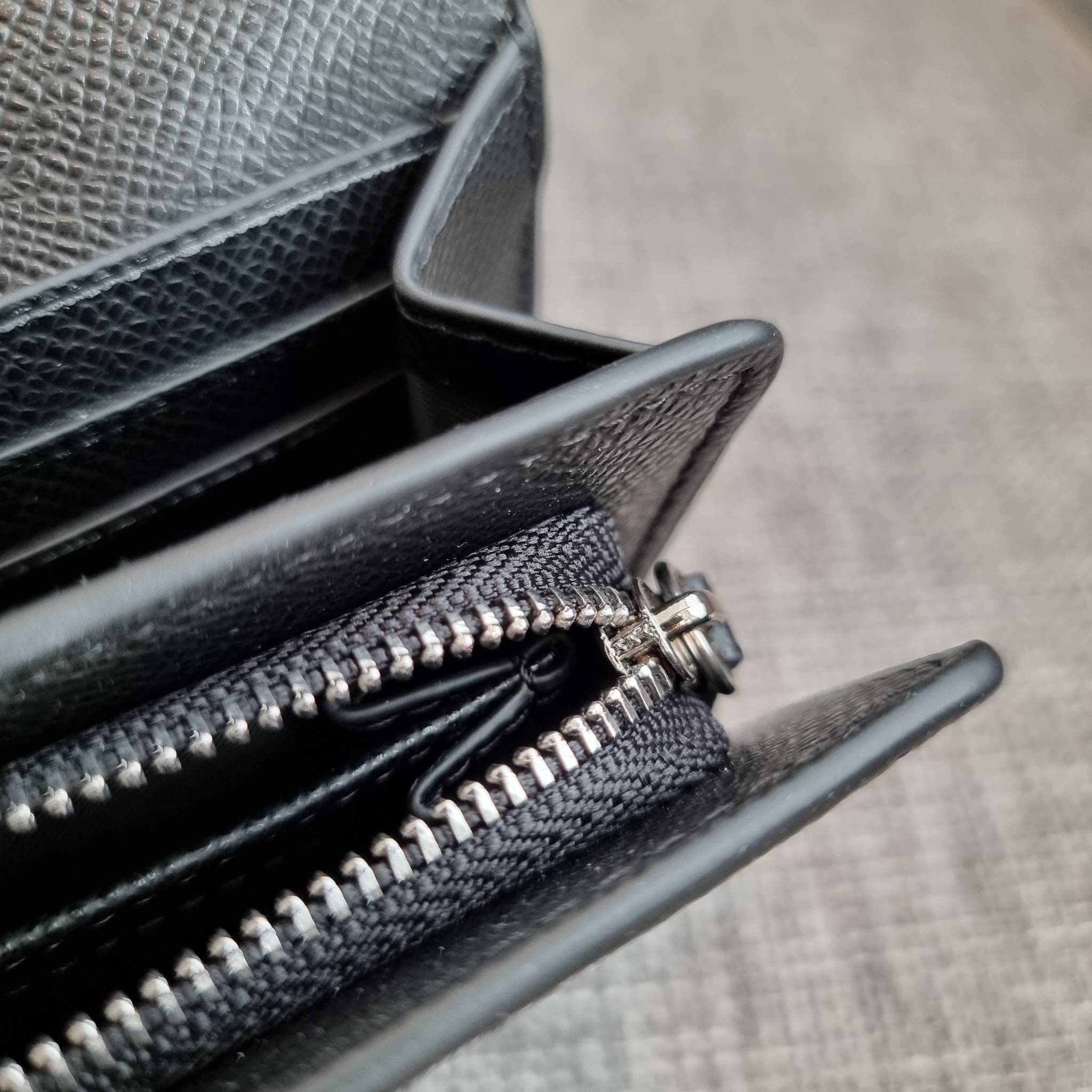 OUTLET 】COACH F31562 SLIM ENVELOPE WALLET IN SIGNATURE CANVAS WITH CHERRY PRINT คอลเลคชั่นใหม่ล่าสุด ต้อนรับนิวเยียร์ไปเลย!! 🍒🎊 กระเป๋าสตางค์รุ่นขายดี ทรงจดหมายรุ่นฝาพับ ดีไซน์ลายเชอร์รี่ น่ารักสดใส วัสดุหนังแคนวาสเคลือบลาย ภายในใส่มือถือไ