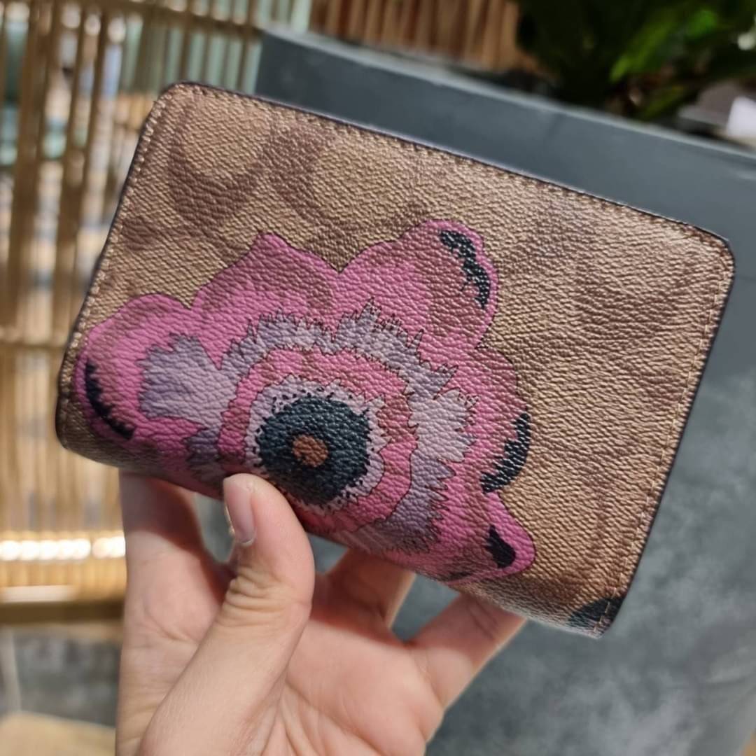 COACH C3375 MEDIUM CORNER ZIP WALLET IN SIGNATURE CANVAS WITH DAISY PRINT ดีไซน์ใหม่ล่าสุด!! คอลเลคชั่นลายพริ้นท์ เพิ่มลูกเล่นให้กระเป๋าสตางค์ของคุณ กับกระเป๋าสตางค์ใบกลาง ขนาดกำลังเหมาะมือ วัสดุหนังแคนวาส ดูแลรักษาง่าย มีช่องใส่บัตรและธนบัตรครบ และช่องซิ