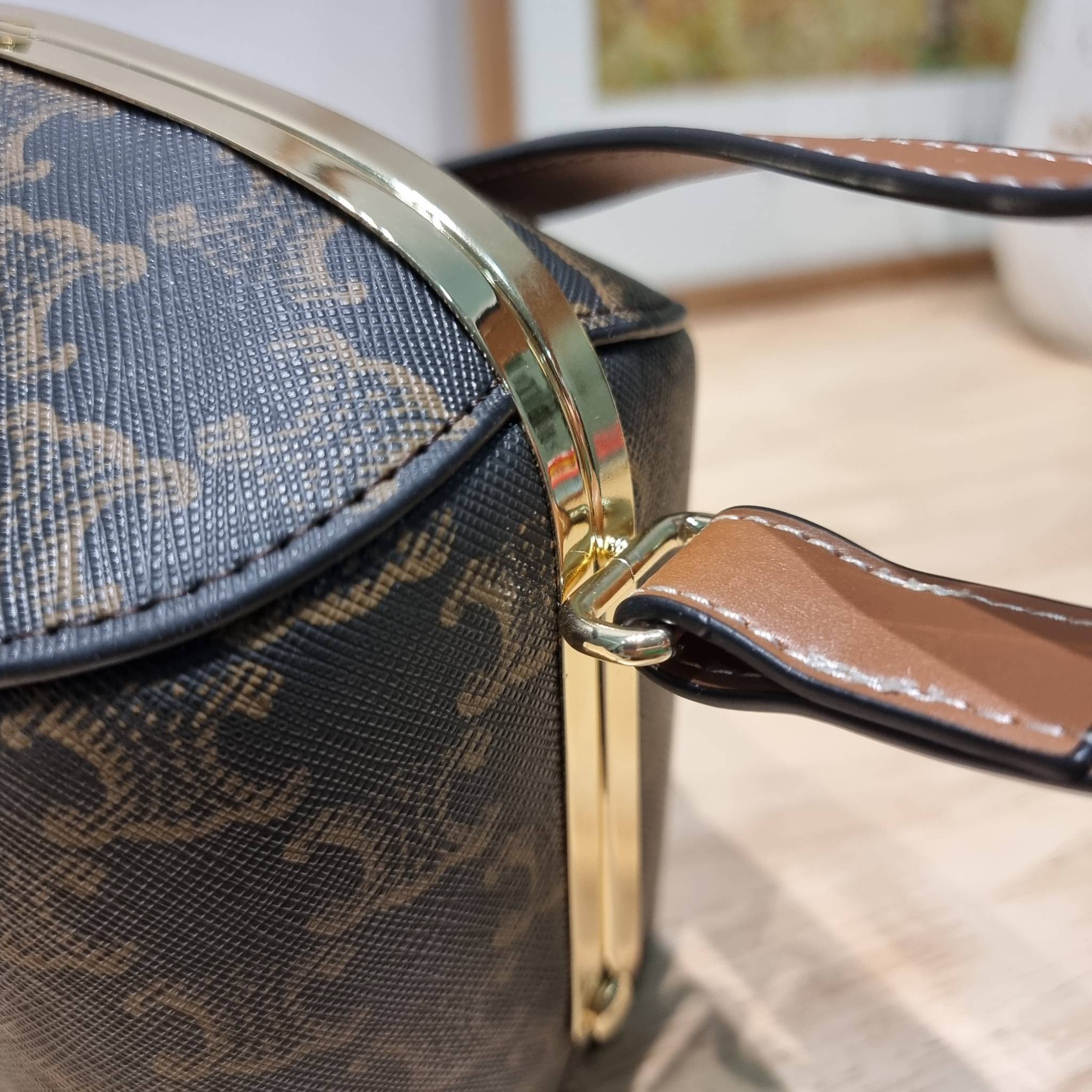 Celine Lunch Box Bag / CELINE BOX BAG IN TRIOMPHE CANVAS สุดปัง กับกระเป๋าทรงกล่อง ดีไซน์ยูนีค ไม่ซ้ำ วัสดุหนังแคนวาส เปิด-ปิดด้วยอะไหล่ขัดแน่นหนา