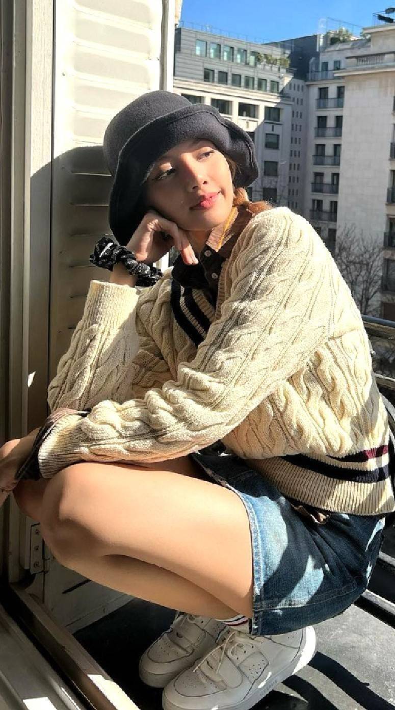 Celine Scrunchy Rayure Bracelet in Brass / CELINE BRACELET WITH TRIOMPHE GOLD AND SILK ที่รัดผมที่ไม่ใช่เพียงรัดผมแต่เป็นเครื่องประดับในสไตล์สาว LISA ที่ต้องอยู่ที่ข้อมือเท่านั้น! จนถือเป็นซิกเนเจอร์ที่โดดเด่นจนแฟนๆทั่วโลกต้องจดจำ วัสดุทอจากไหมทั้งเส้นลาย