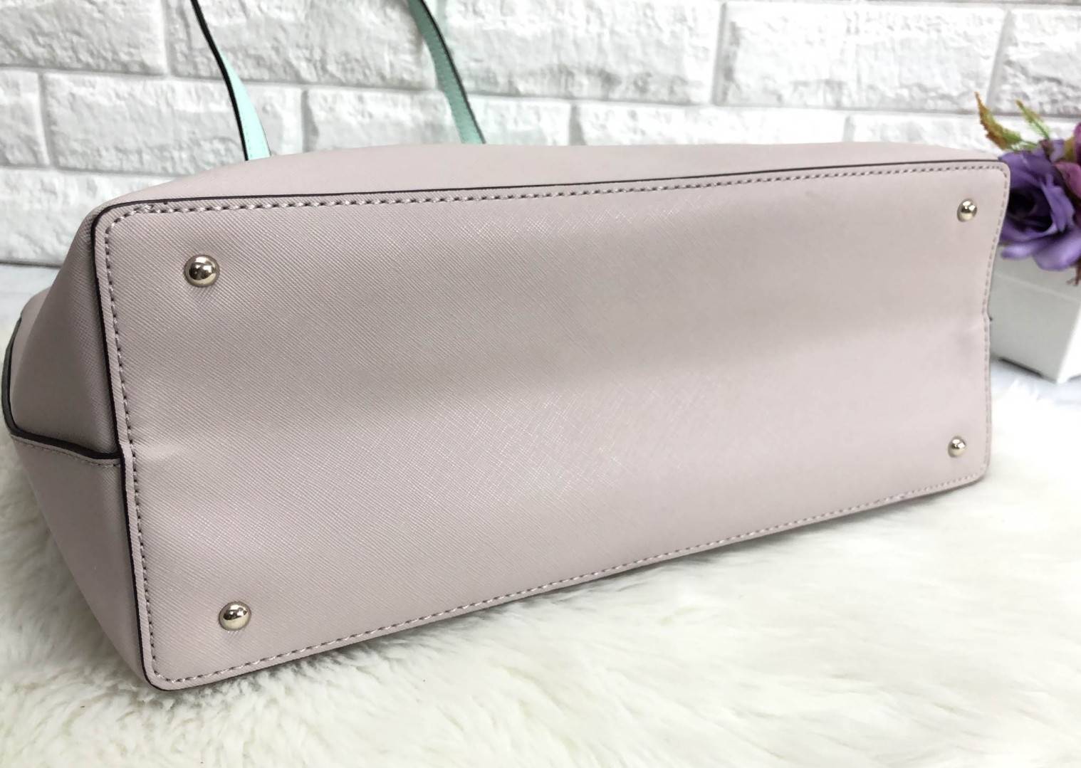 New GUESS WOMEN’S TOTE BAG 2018 พร้อมส่งรุ่นหายาก กระเป๋าถือทรง tote ลายหนัง safiano ด้านหน้าห้อยกระเป๋าใบเล็กดูหรูมากค่ะ สามารถถอดแยกมาใช้ได้ เปิดปิดกระเป๋าแบบกระดุมแม่เหล็ก ภายในโล่งกว้าง ใส่ของจุ มีช่องซิปและช่องเล็กใส่ของจุกจิกด้านหลังมีช่องซิปยาวหนึ่