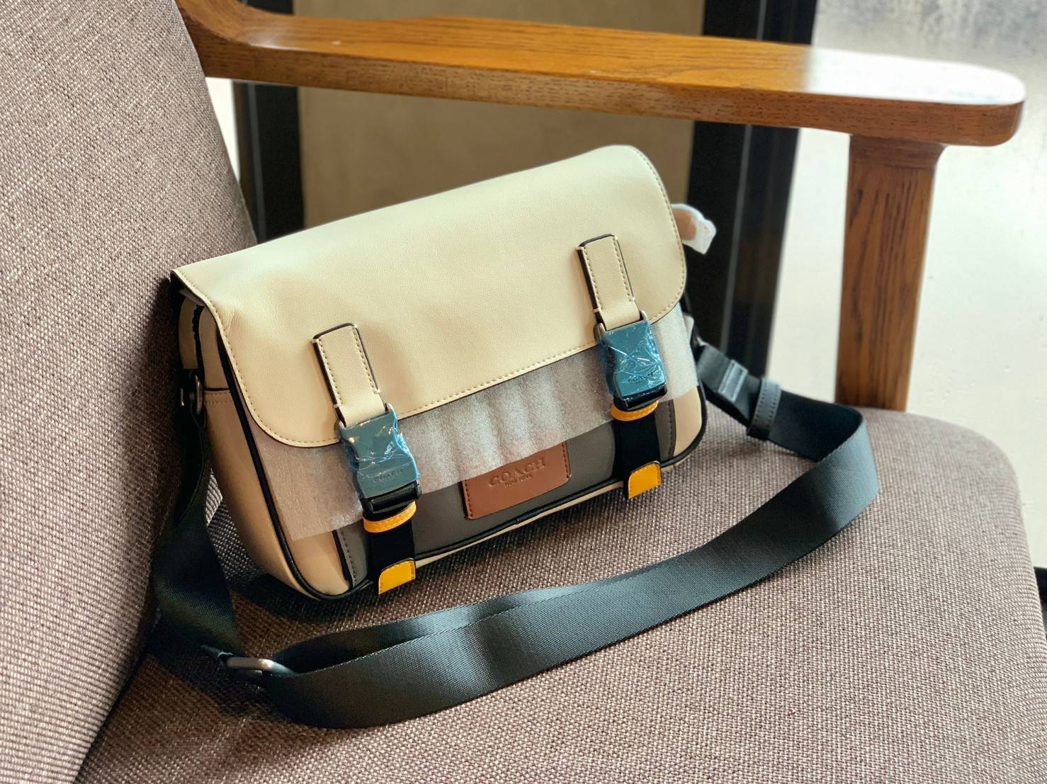 ไม่มีถือว่าพลาดมากๆ สำหรับรุ่นนี้ ใหม่เอี๋ยมเลยค่าา😘 COACH TRACK CROSSBODY IN COLORBLOCK ((4141//4021)) พร้อมส่งที่ไทย ใหม่ล่าสุดค่ะ! กระเป๋าสะพายครอสบอดี้ร์หรือสะพายข้าง หนังแท้ชั้นดีที่สุด หนังนิ่มสวยมากๆค่ะ ด้านหน้าเย็บป้ายหนังโลโก้แบรนด์ เปิดป