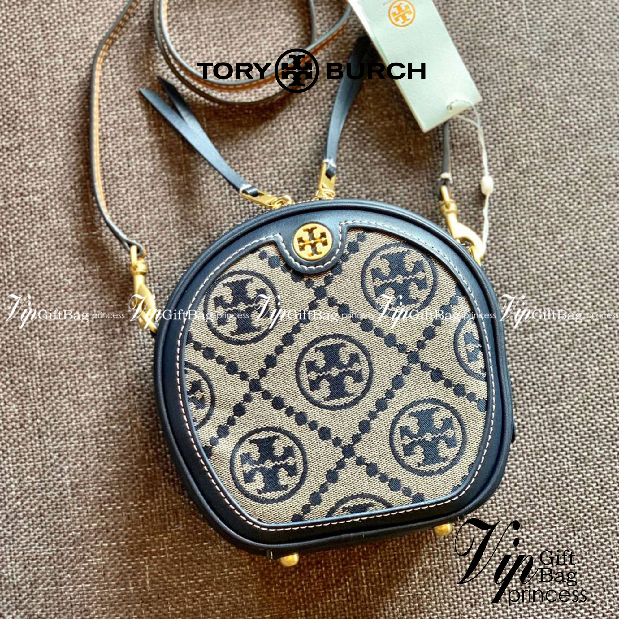 TORY BURCH T MONOGRAM JACQUARD CIRCLE BAG ((Large size)) พร้อมส่งที่ไทย สวยก่อนใครที่นี่! กระเป๋าจาก Tory burch รุ่นนี้มาในสไตล์ทรงวงกลม สุดคลาสสิค ดูคล่องตัวมากขึ้น วัสดุJacquardทอลายแบรนด์+ขอบหนังแท้ ได้ลงตัวสวยงามอยู่เหมือนเดิมค่ะ