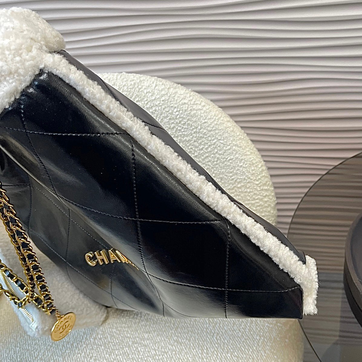 ใช้คำว่า 'สวยยย' ได้เปลืองมากใบนี้! กับ CHANEL 22 LEATHER HANDBAG ทรงยอดฮิตในปี 2023 กระเป๋าหิ้วหรือคล้องไหล่ได้ **หนังกลับ ทั้งใบสวยเนี้ยบบ