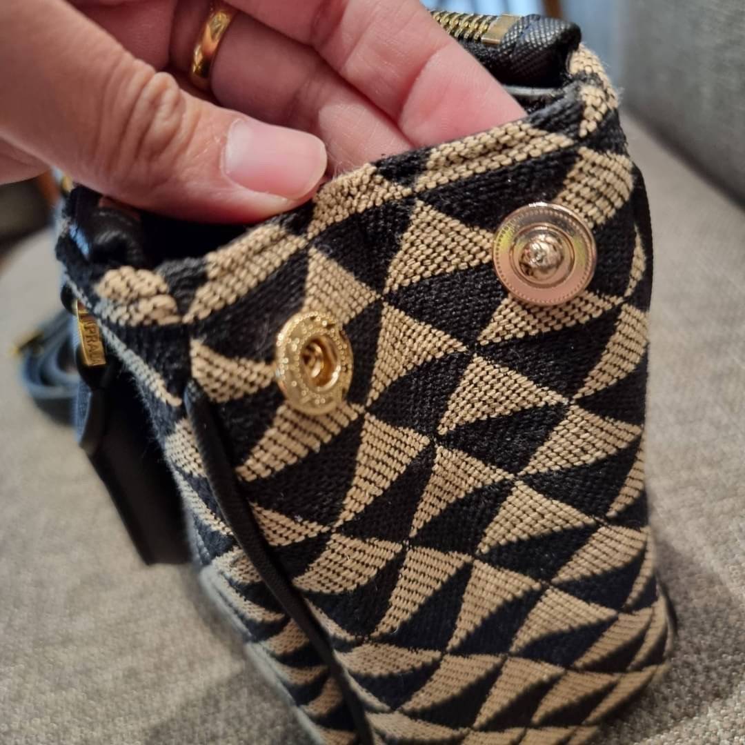 PRADA GALLERIA JACQUARD FABRIC BAG กระเป๋าถือ/สะพายดีไซน์ใหม่ ผ้า jacquard ถักทอเป็นลวดลายสวยคม โดดเด่นไม่ซ้ำใคร ด้านข้างมีกระดุม ติดเก็บทรงได้ ตัวกระเป๋าถูกแบ่งเป็นสัดส่วน เป็นช่องซิป 2 ด้าน และช่องกลางเก็บของอีกหนึ่ง มาพร้อมหูจับในตัว และสายครอสให้ เป็น