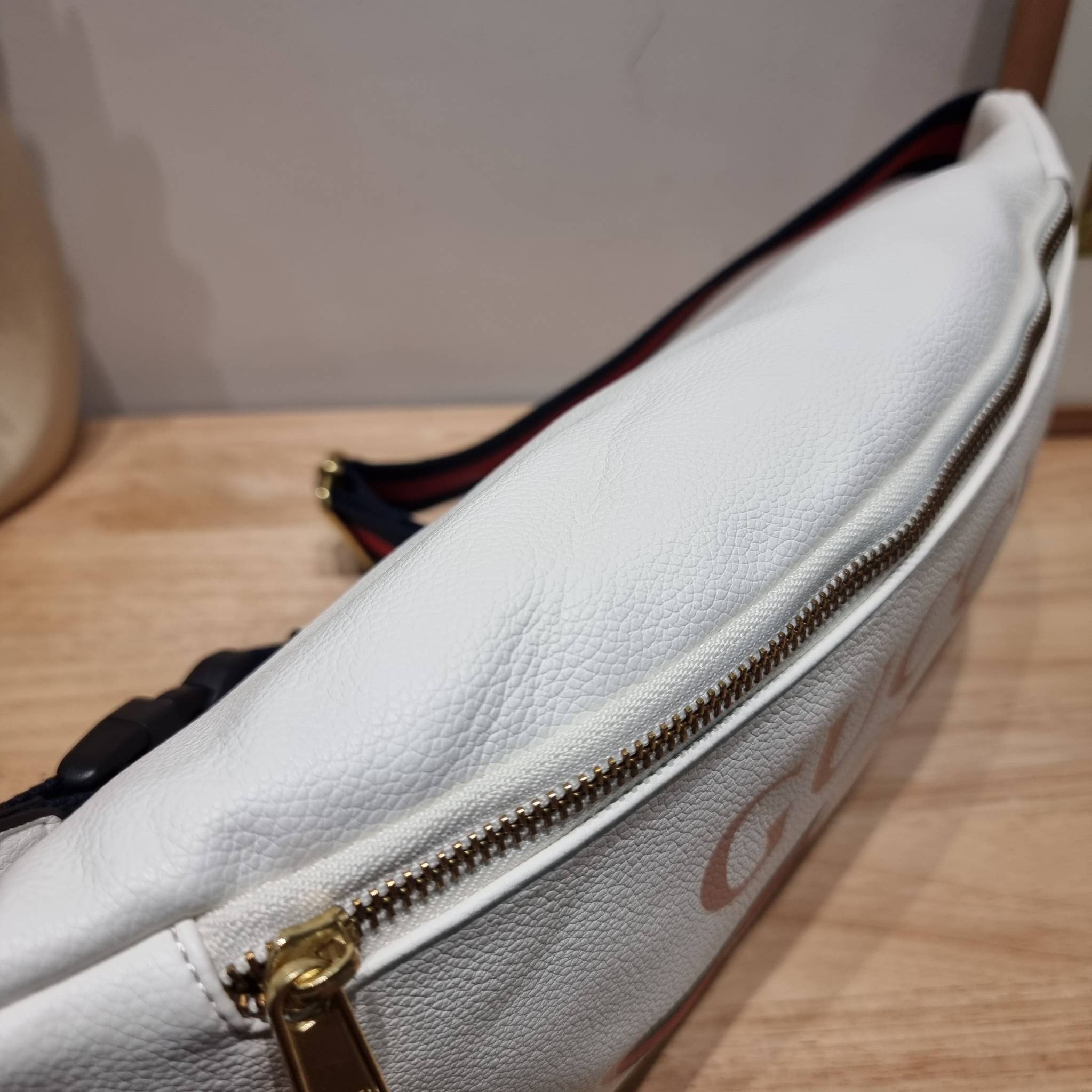 GUCCI Print Logo Belt Bag / GG LEATHER BELT BAG ไอเท็มยอดฮิต ขึ้นแท่น best seller กับกระเป๋าคาดอก ไซส์ใหญ่จุได้คุ้มค่า รูปทรงคลาสสิค พกพาง่าย