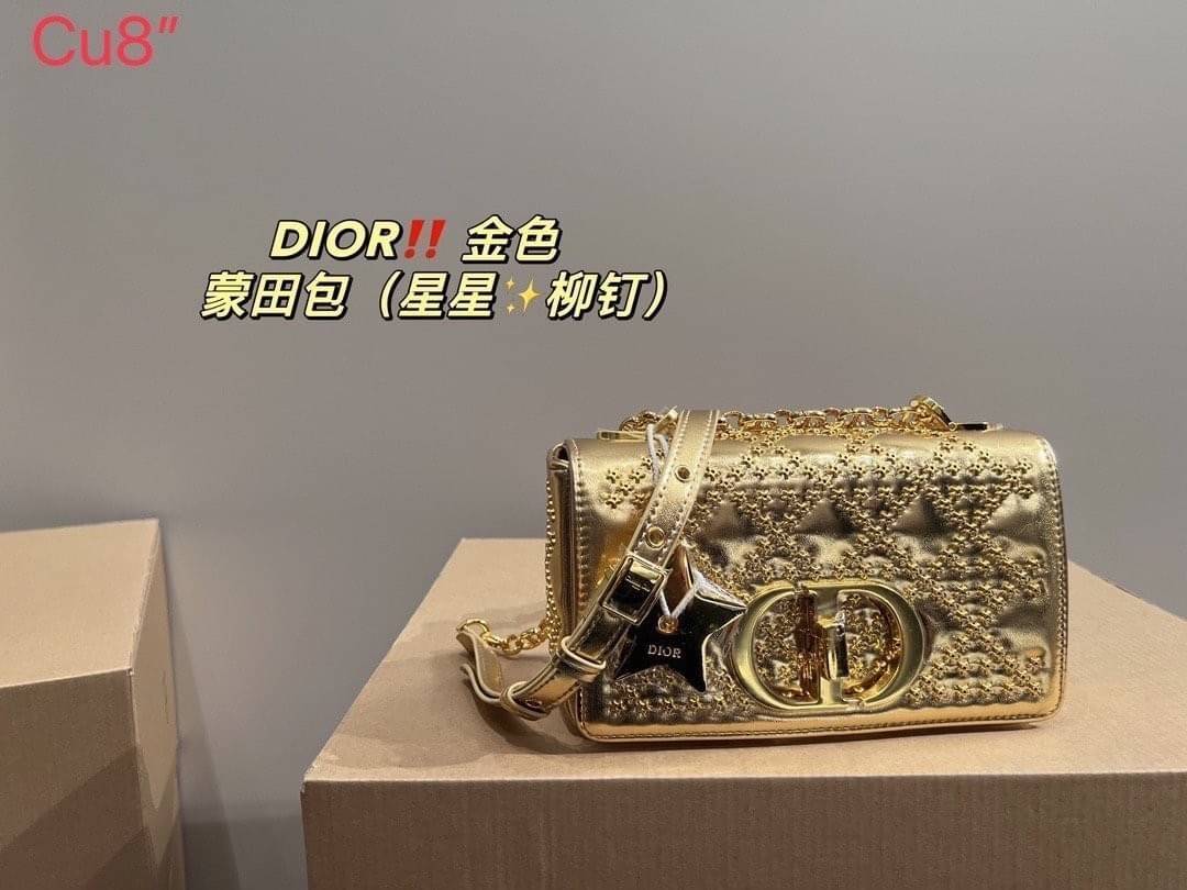 DIOR CARO BAG 8" กระเป๋าสะพายข้างทรงสวยรุ่นพิเศษ ปักหมุดสีทองเต็มใบ หรูหราอร่ามทั่วทั้งใบ ดีไซน์ย้อนยุค เป็นเอกลักษณ์และคลาสสิค หรูหรา ใช้งานง่าย ในราคาสุดคุ้ม จัดเลย!!