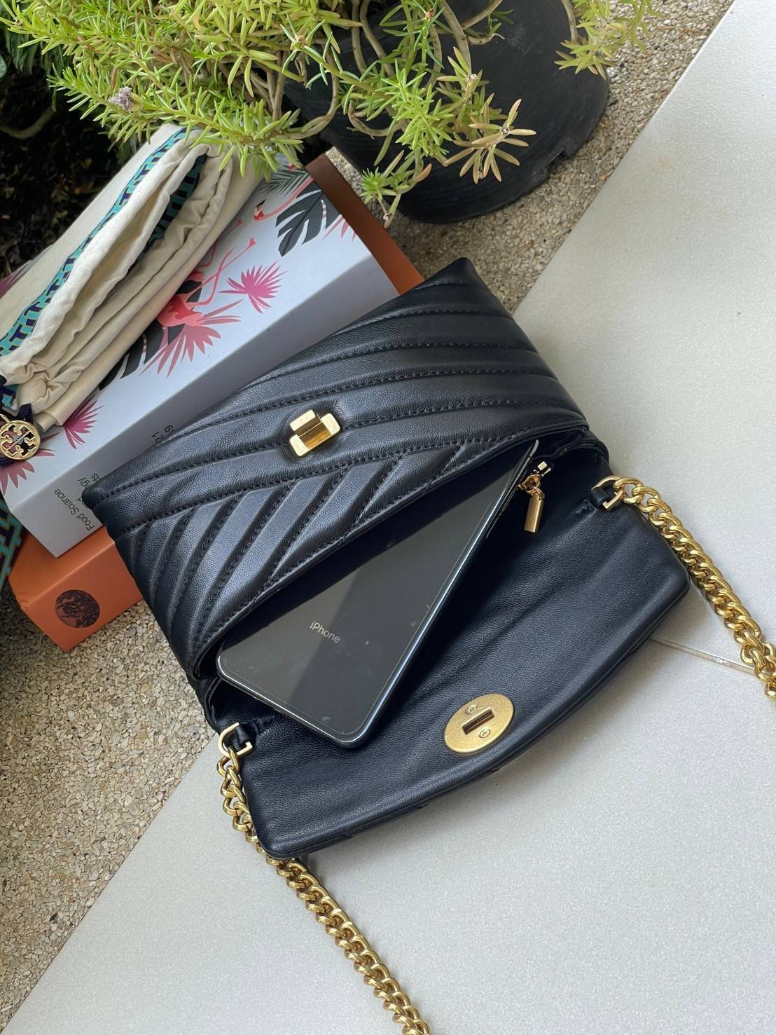 ของแท้ 💯% 】Tory Burch Kira Chevron Chain Wallet Bag เน้นความเรียบหรูดูแพง ต้องยกให้รุ่นนี้ ซึ่งมีขนาดกะทัดรัด ให้ลุคสาวมั่น Active ดูทะมัดทะแมง เหมาะสะพายในวันลำลอง และด้วยความที่เป็นแบรนด์ของทอรี่