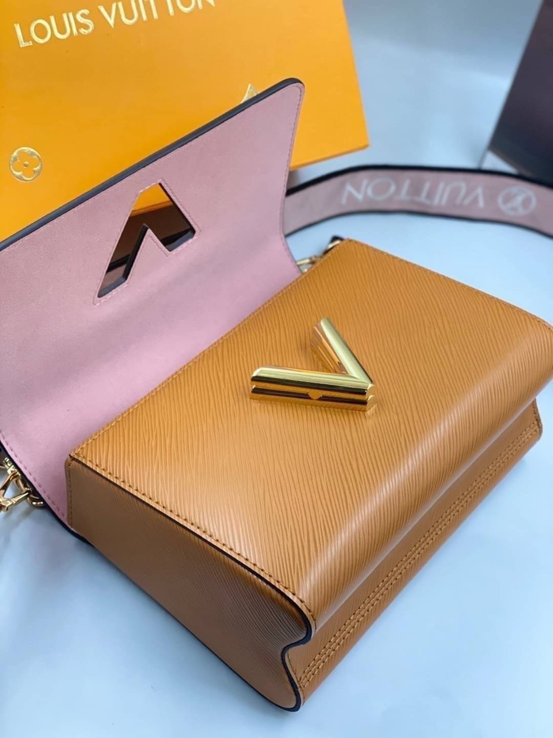 หนังแท้ LOUIS VUITTON Epi Twist Shoulder Bag MM พร้อมส่งที่ไทย เกรดออรินอลงานหนังแท้ทั้งใบ ภาพสินค้าถ่ายจากงานขายจริง ใช้งานต่างประเทศได้