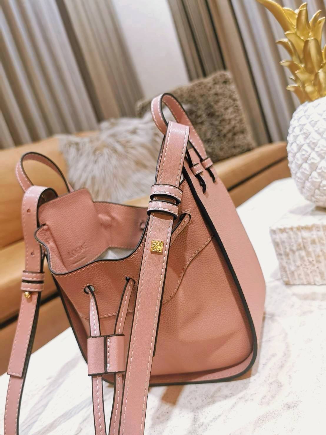 VIP 】เอาใจสายหวานกับสีพาสเทล!✴️ NEWIN! LOEWE HANDLE & SHOULDER BAG GIFT WITH PURCHASE (GWP) กระเป๋าถือหรือสะพายหนังแท้พรีเมี่ยมกิ๊ฟ Limited จาก LOEWE PERFUME DUTYFREE รุ่น Rare items สุดๆวัสดุหนังแท้ Calfskin หนังสวยดีไซน์คงเอกลักษณ์แบรนด์ สามารถปร