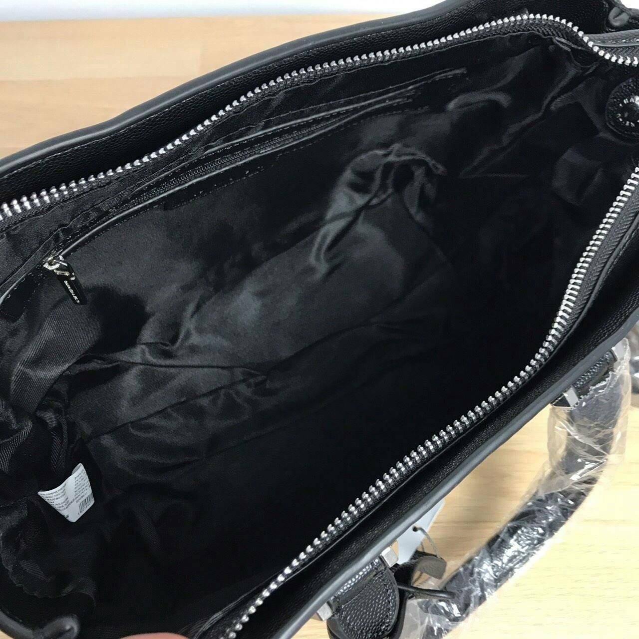 CHARLES & KEITH TRAPEZE BAG Best sellwr ! กระเป๋าถือหรือสะพายรุ่นยอดนิยมดีไซน์สวยหรูวัสดุหนัง คาเวียร์อยู่ทรง ด้านข้างเเต่งหนังช่องตัดดูมีดีเทล ด้านหน้าสกรีนโลโก้ ด้านหลังมีช่องซิป เปิดปิดด้วยซิปหัวซิป ปัํ๊มโลโก้ หูจับเเข็งแรง พับลงได้ พร้อมสายสะพายหนังปร