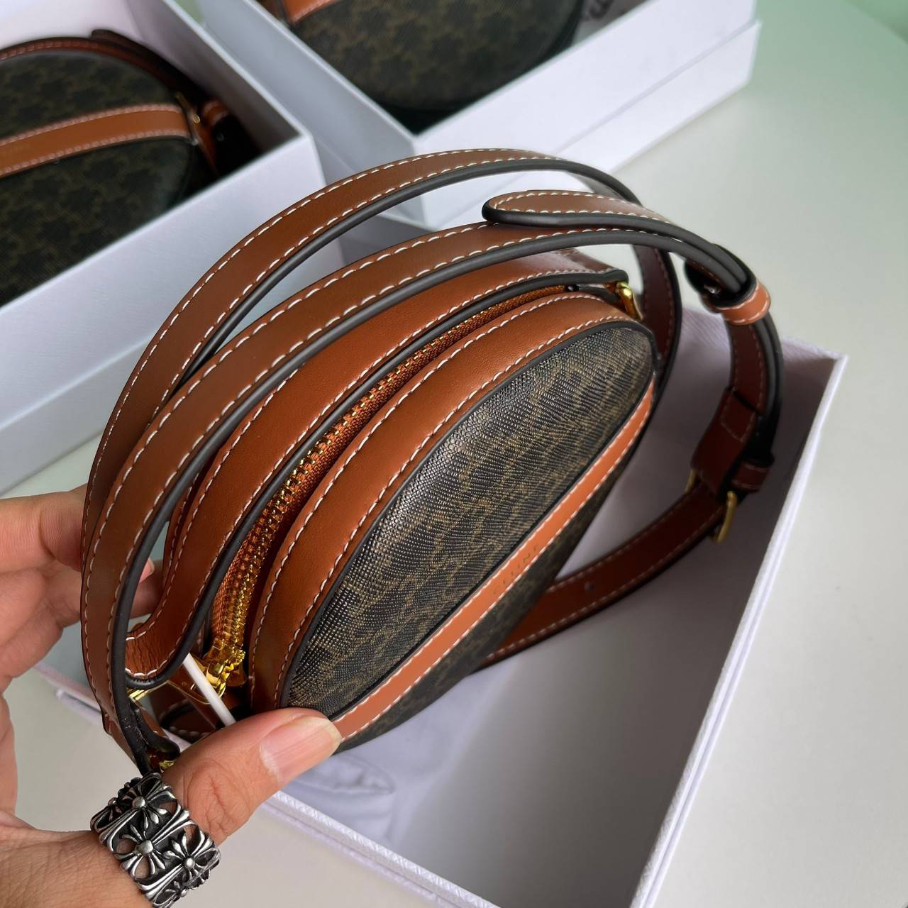 VIP GIFT 】หนังแท้ CELINE TRIOMPHE ROUND PURSE ON STRAP กระเป๋าทรงครอสบอดี้ ใบกลมเล็กน่ารัก วัสดุหนังแท้ทั้งใบ ตกแต่งด้วยโลโก้แบรนด์ มาพร้อมสายหนังยาว กับสไตล์น่ารักคุณหนู ห้ามพลาดค่ะ!!