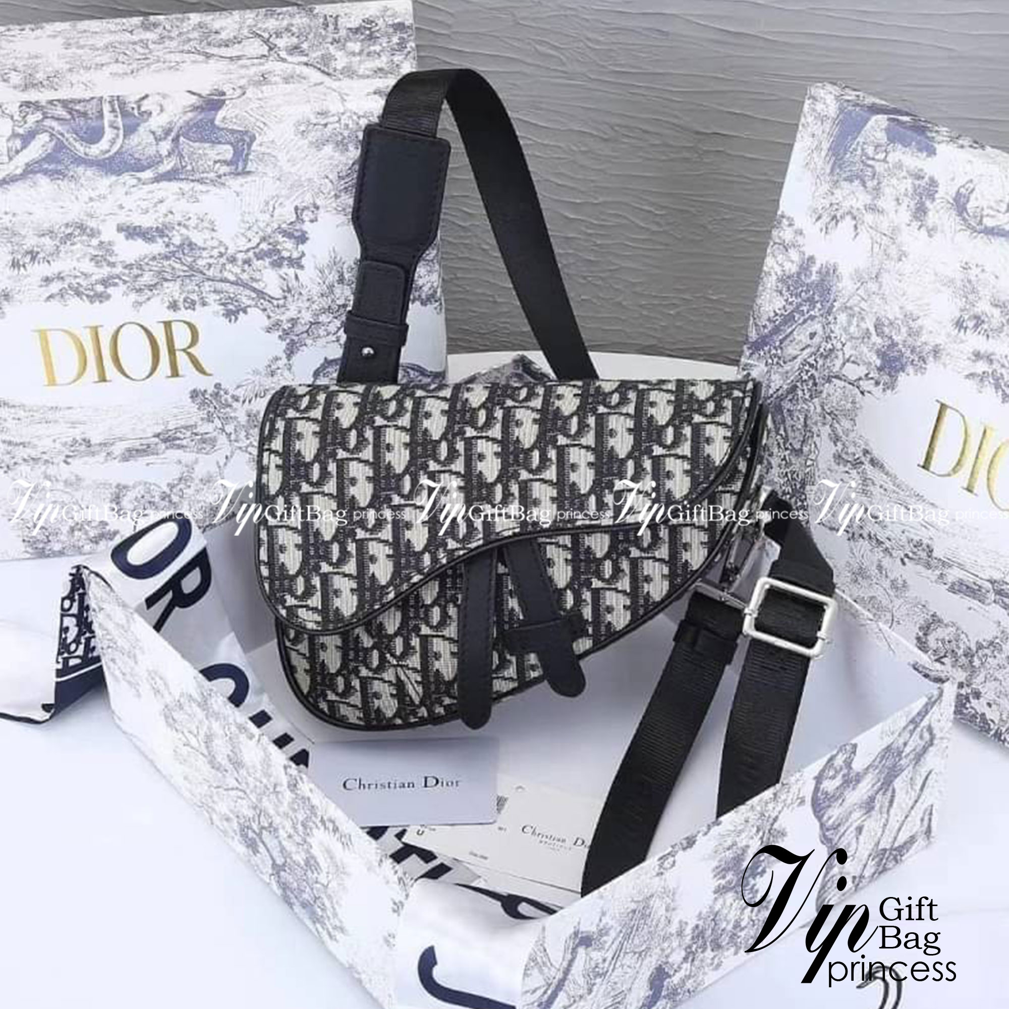 CHRISTIAN DIOR BEIGE AND OBLIQUE MINI SADDLE BAG / Dior Men Bag เกรดใช้งานสลับของแท้ เกรดออริจินอล ภาพสินค้าถ่ายจากงานขายจริง ใช้งานต่างประเทศได้