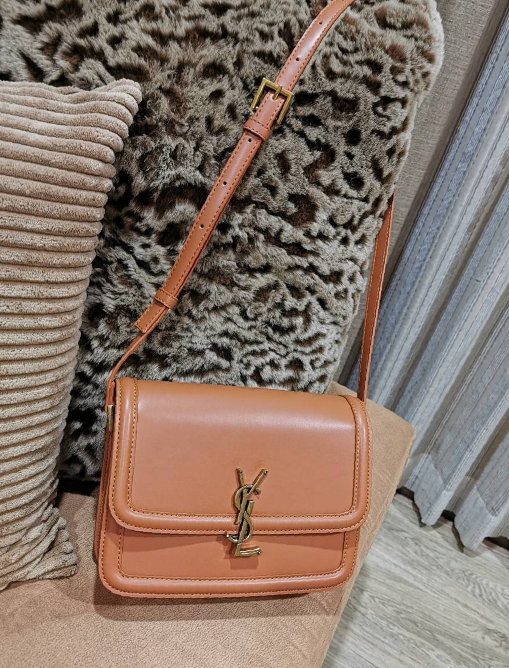 VIP 】YVES SAINT LAURENT BAG VIP GIFT WITH PURCHASE (GWP) Must Have! พร้อมส่งความสวย..items หายาก! พรีเมี่ยมกิ้ฟ Limited จาก YSL DUTY FREE COUNTER วัสดุหนังแท้ Calf skin ทรงสี่เหลี่ยมหนังสวยหรูอยู่ทรงเปิดปิดด้วยฝาปิดโลโก้แบรนด์อะไหล่ทอง ภายในโล่งมีLogo มีช