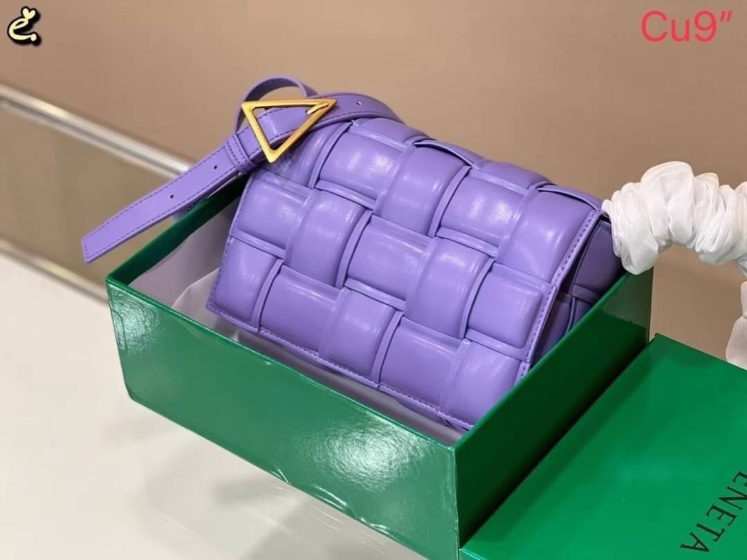 BOTTEGA VENETA PADDED CASSETTE BAG สร้างสรรค์ให้ไอเท็มนี้ดูหรู ดูแพง ใบจริงสวยมาก ใช้ได้ทั้งชายหญิง มาจำนวนจำกัด รีบตำกันน้า ไม่อยากให้พลาดเลยจ้า