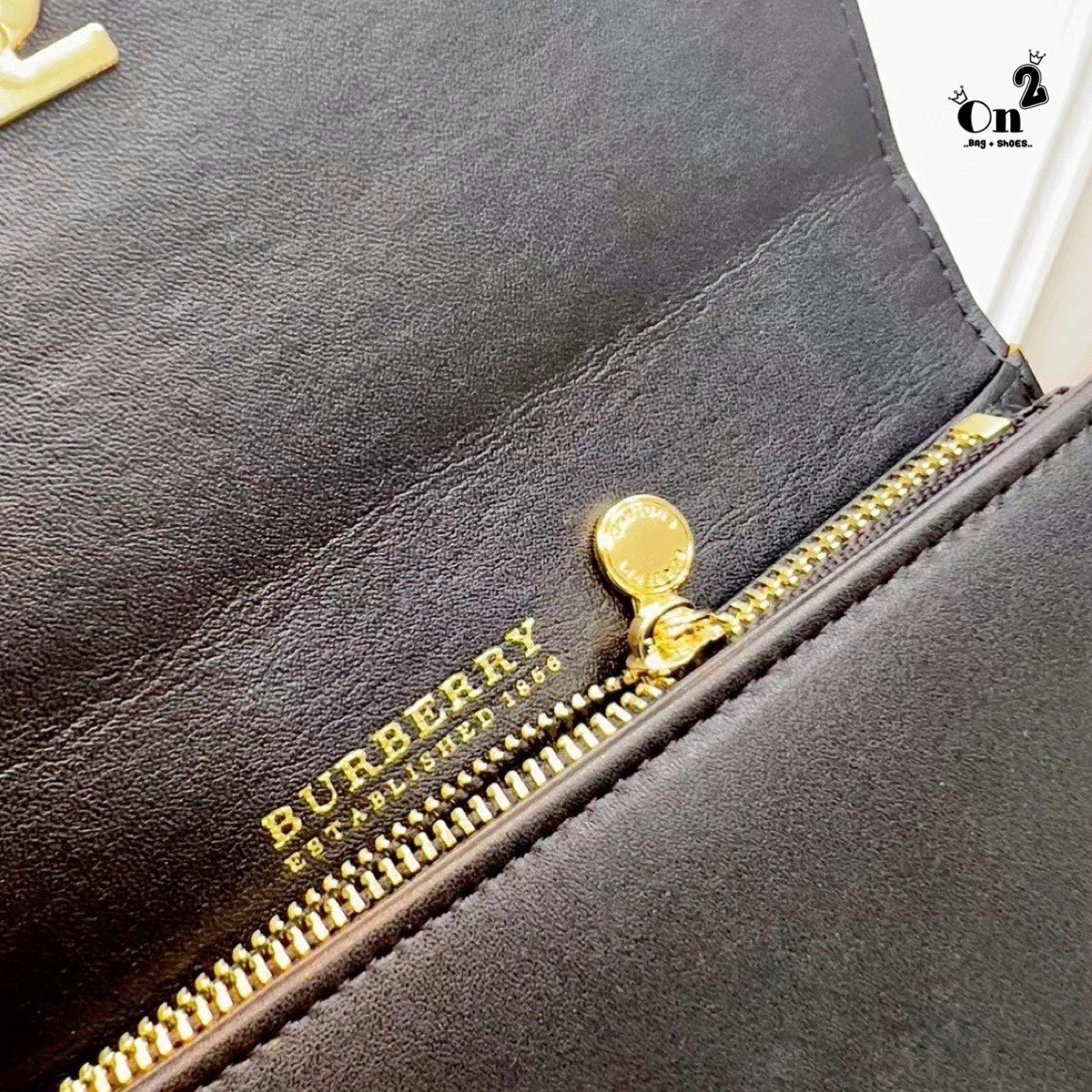 BURBERRY long wallet / BB vintage long wallet กระเป๋าสตางค์ใบยาวแบรนด์หรู เป็นไอเท็มสุดฮิต ติดทุกกระแส แรงไม่เคยตก รุ่น unisex สีไหนใครๆก็ใช้ได้หมด อยู่ที่ใจ!! ❤️ ใบยาวขนาดกำลังเหมาะมือ ถือแล้วขับผิวทุกสี ภายในมีช่องใส่บัตรเยอะ แบ่งสัดส่วนสวย ใส่ธน