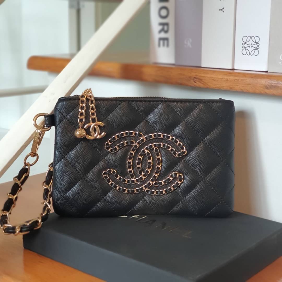 SIZE MINI : Chanel Clutch Bag Gift With Purchase (GWP) กระเป๋าคลัชพร้อมสายคล้องมือพรีเมี่ยมกิ้ฟรุ่นใหม่ล่าสุดจาก Chanel Make up Counter Dutyfree วัสดุหนังคาเวียร์สวยหรูอยู่ทรงประดับโลโก้แบรนด์ด้านหน้า เปิดปิดด้วยซิปสะดวกใช้ห้อยอะไหล่โลโก้แบรนด์สีทองเพิ่มด