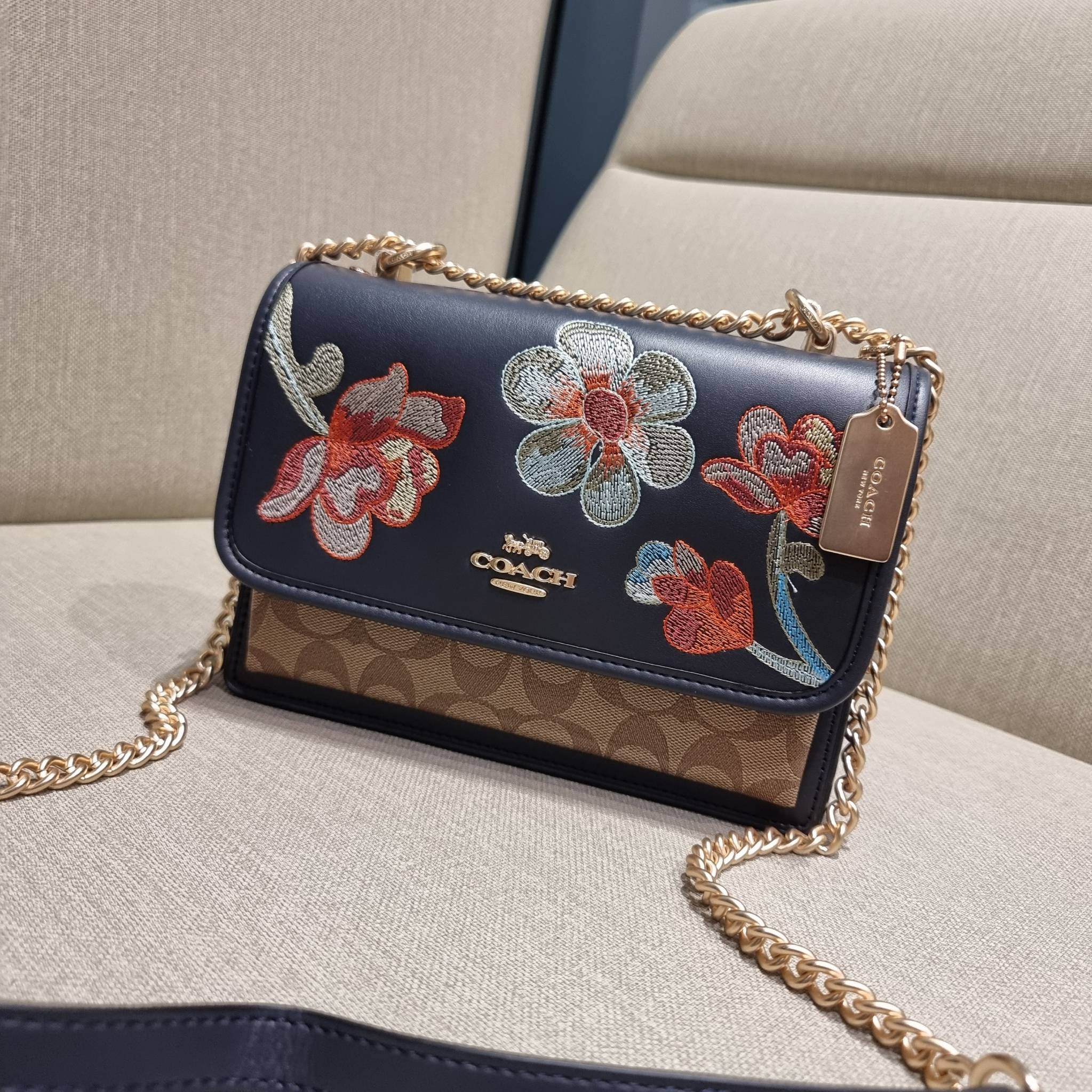 COACH C9230 KLARE CROSSBODY IN SIGNATURE CANVAS WITH FLORAL EMBROIDERY น้องใหม่คอลล่าสุด กับกระเป๋าสะพายข้าง โทนสีละมุนลูกคุณหนู ดีไซน์ปักดอกไม้เพิ่มลูกเล่น ให้ดูแพง วัสดุผนังแคนวาสสลับหนังแท้ สายสะพายโซ่สลับหนัง สะพายยังไงก็ขับผิว เปิด-ปิดด้วยกระดุมแม่เห