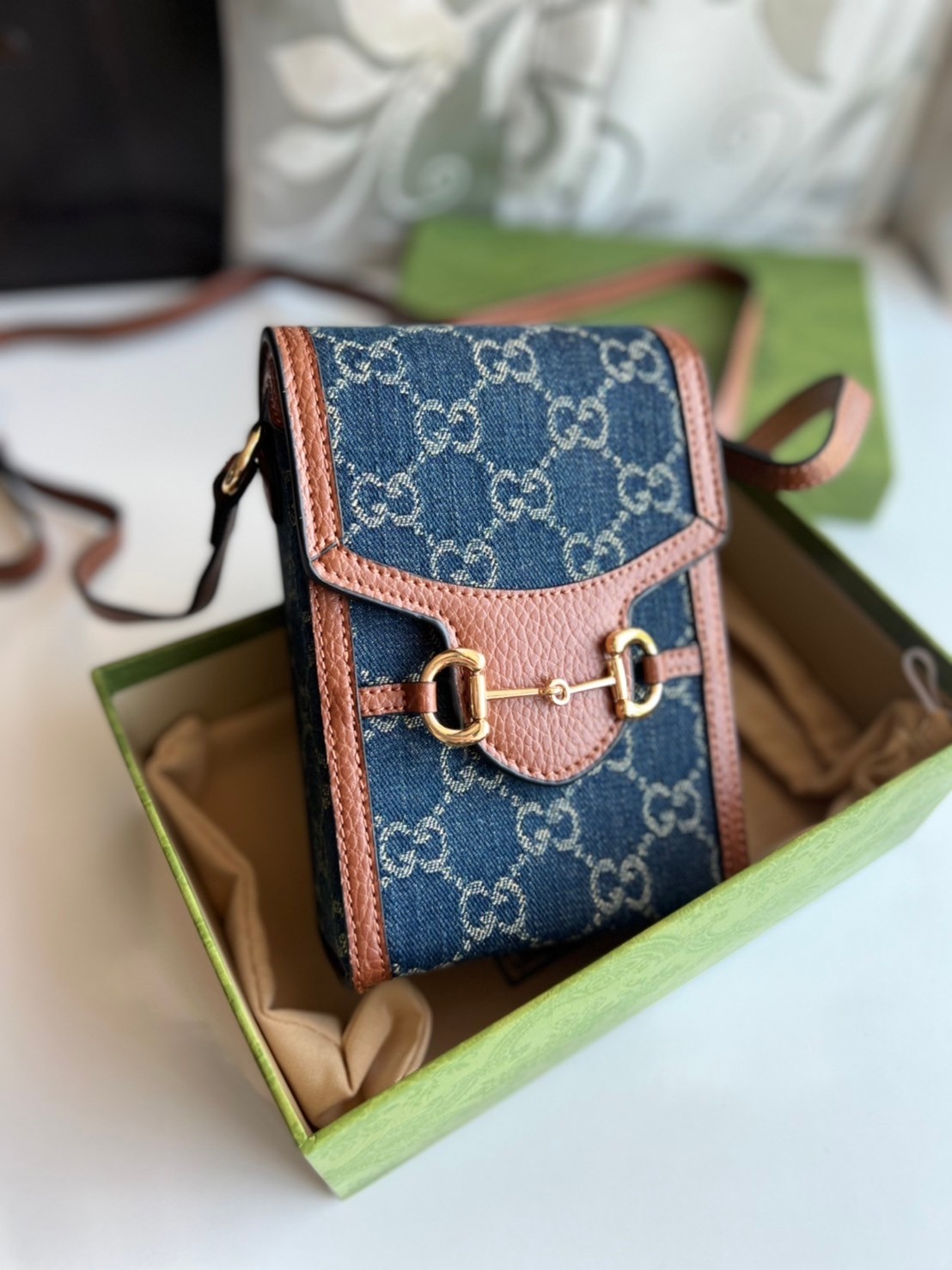 Gucci Horsebit 1955 mini bag / Gucci Phone Bag ออริจินอล เกรดสลับใช้แทนใบจริงได้ รุ่นยอดฮิต ไซส์มินิ ที่ใครๆก็ต้องรู้จัก!! กับกระเป๋าขนาดมินิในรูปแบบผ้าแจ็คการ์ดสีขาวงาช้างและน้ำเงิน ได้รับแรงบันดาลใจมาจากดีไซน์ดั้งเดิม ซึ่งแอคเซสเซอรี่นี้โดดเด่นด้วยรายละ