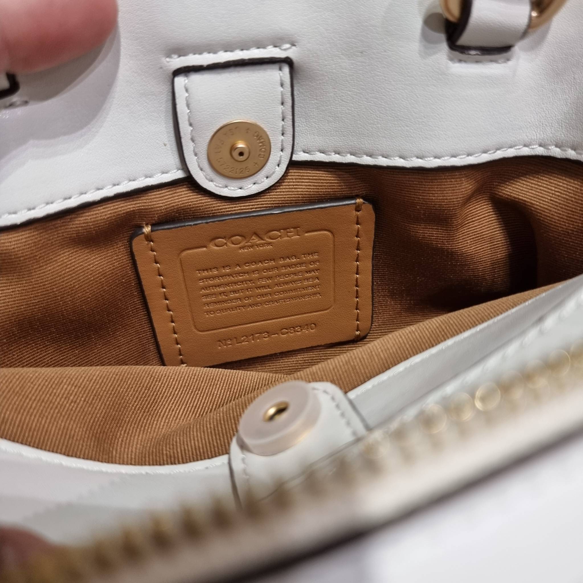 COACH C8340 MINI LILLIE CARRYALL IN SIGNATURE CANVAS WITH MYSTICAL FLORAL PRINT สีใหม่ล่าสุด กับรุ่นที่สุดของความขายดี คอลยอดฮิตในลวดลายสุดชิค กระเป๋าสะพายทรงสวย ที่ดีไซน์ออกมาให้ใช้งานง่าย สะดวก สวย หรู ดูดี!! วัสดุหนังแคนวาสเคลือบลาย มาพร้อมสายสะพายข้าง