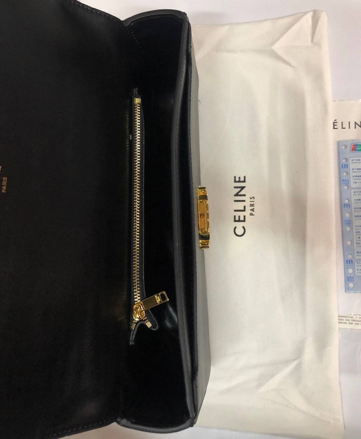 หนังแท้ CELINE CHAIN BAG TRIOMPHE IN SHINY CALFSKIN BLACK ก็ปังๆ ยาวๆ ไปเลยสิค่ะ งานหนังแท้ทั้งใบสวยหรู สวยมากกก เก๋มาก ต้องมีแล้วค่าา แบบใหม่ล่าสุด งานพึ่งเข้ามาน้อยน้าา ราคาดีไปอีก ภาพสินค้าถ่ายจากงานขายจริง ใช้งานต่างประเทศได้เลยค่าา