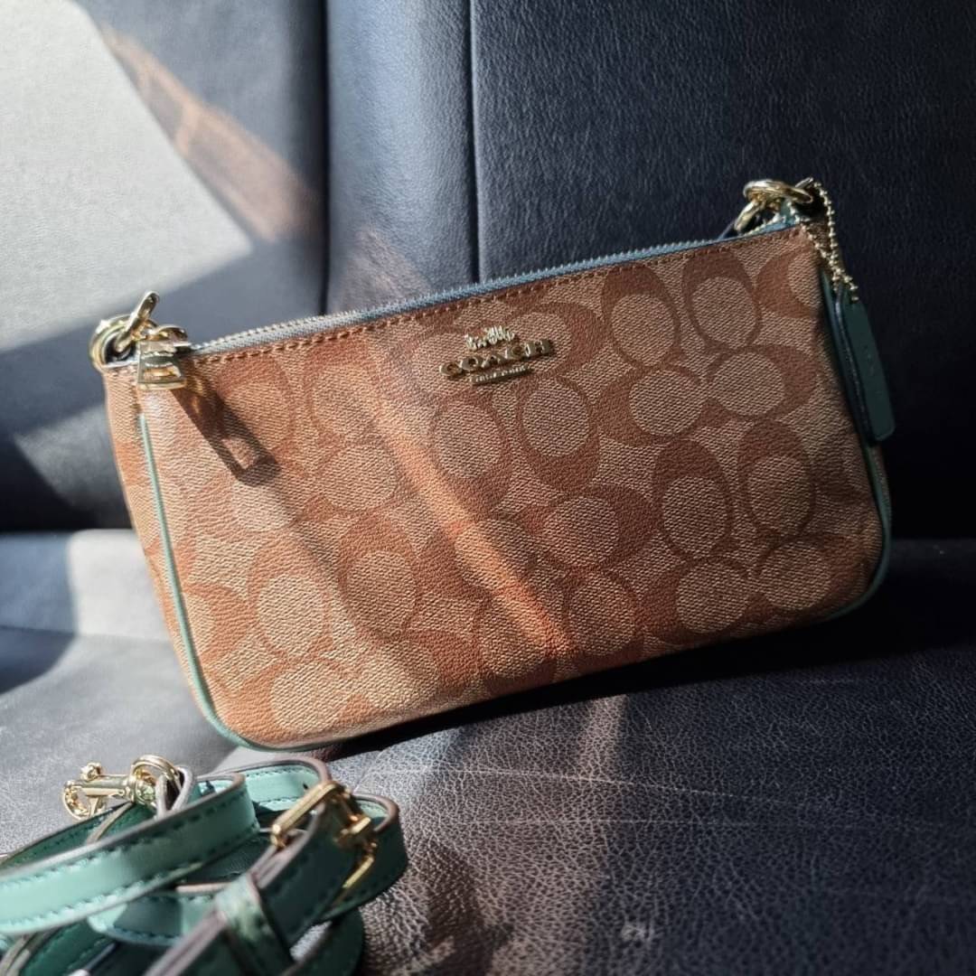 COACH F58321 TOP HANDLE POUCH อีกรุ่นฆ่าไม่ตาย!! 😎 ขายดีขายหมด ขายรวยขายปังๆ!! กระเป๋าพอชจากโค้ช ทรงใช้งานง่าย สะดวก กะทัดรัด วัสดุหนังแคนวาสเคลือบคุณภาพดี มาพร้อมสายคล้องในตัว และสายสะพาย crossbody ปรับเปลี่ยนได้ตามสไตล์ อีกหนึ่งไอเท็มที่สาวๆต้อง