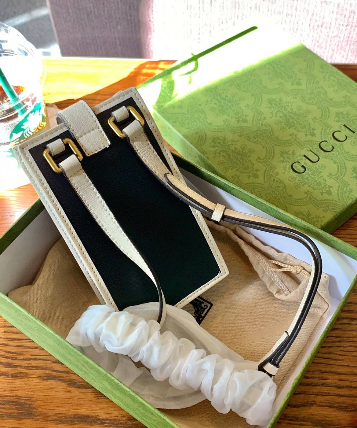 VIP 🥂 LIMITED EDITION Gucci x adidas Phone Case ไม่มีได้ยังไง สวยขนาดนี้ ที่หนุ่มๆสาวๆต้องมีติดตัวค่ะ 💙กระเป๋าใส่มือถือ หนังแท้ 🔺สีน้ำตาลอมเหลือง สัสดุJacquard ทอลายGG ค่ะ ด้านหน้าทั้ง3สี มีโลโก้แบรนด์แบบนูนอันเป็นสัญลักษณ์ของคอลเล