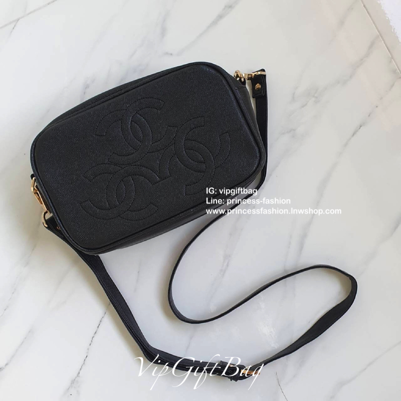 CHANEL VIP GIFT BAG รุ่น CAVIER CROSSBODY กระเป๋าของสมนาคุณ จากพรีเมี่ยมกิ้ฟแบรนด์ดังอย่าง CHANEL วัสดุหนังสังเคราะห์ ลายคาเวียร์สุดหรูเต็มใบ #เล่นแสงสวยมาก ด้านในเปิดปิดด้วยซิปCC อะไหล่ทอง มีช่องซิปแยกอีกหนึ่งช่อง สามารถใส่กระเป๋าสตางค์ใบยาว ของจุกจิกได้