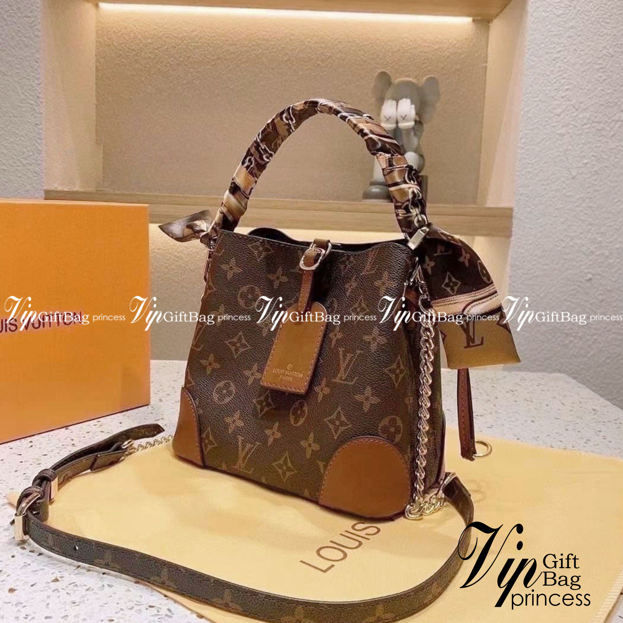 LV NeoNoe Monogram กระเป๋าสะพายทรงหรูหรา มีสไตล์ เป็นเอกลักษณ์ลงตัวสมบูรณ์แบบ จุของได้เยอะมาก ใบจริงสวยมากกกก ได้สวยก่อนใคร ต้องจัดแล้วจ้า พร้อมส่งความสวยที่นี่ ที่เดียว!!